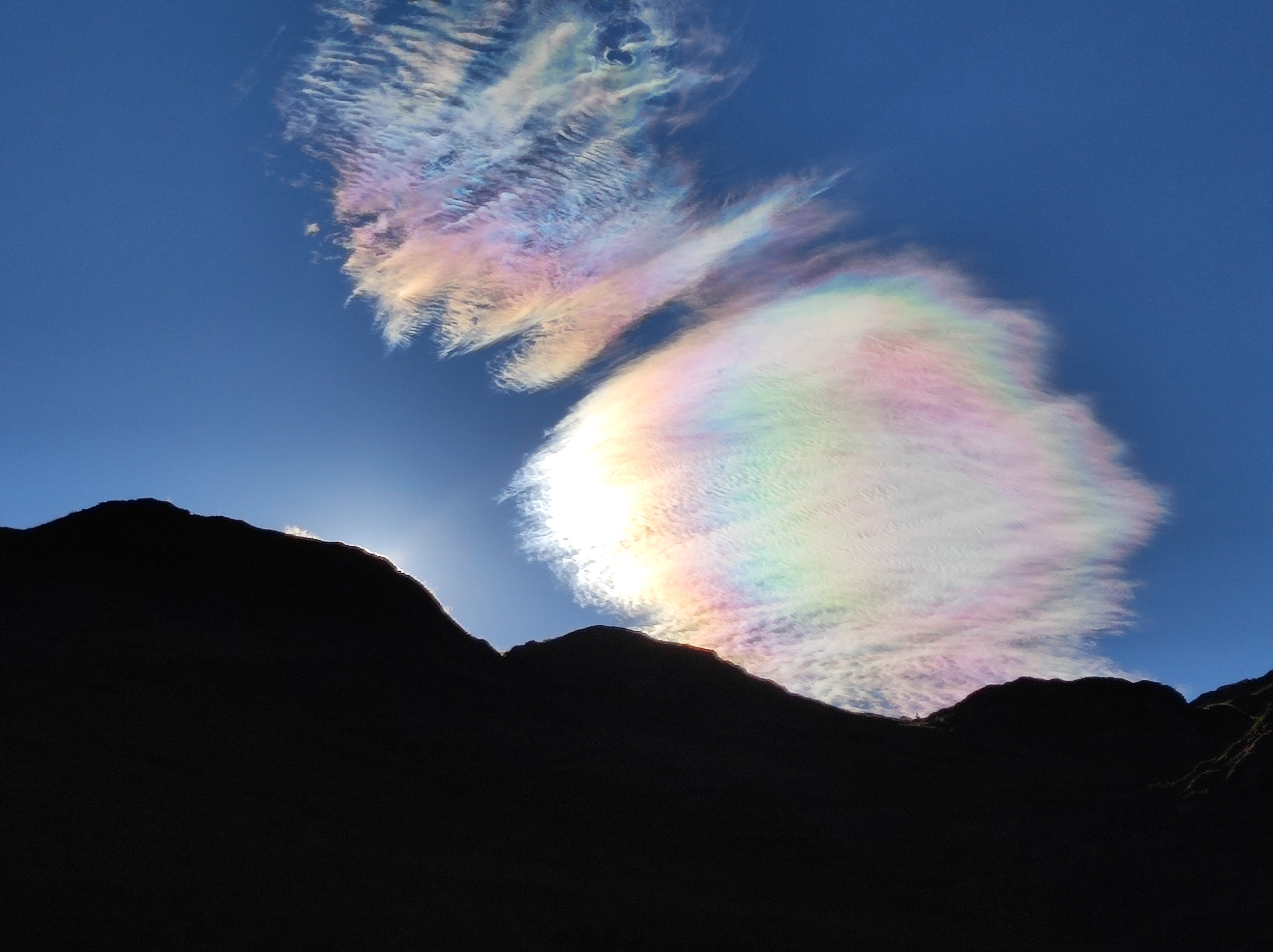 Nuage iridescent photographié sur la commune de Gèdre vers le lac de Bassia (Hautes Pyrénées) - 15/07/2024 08:43 - Sébastien GLOANEC