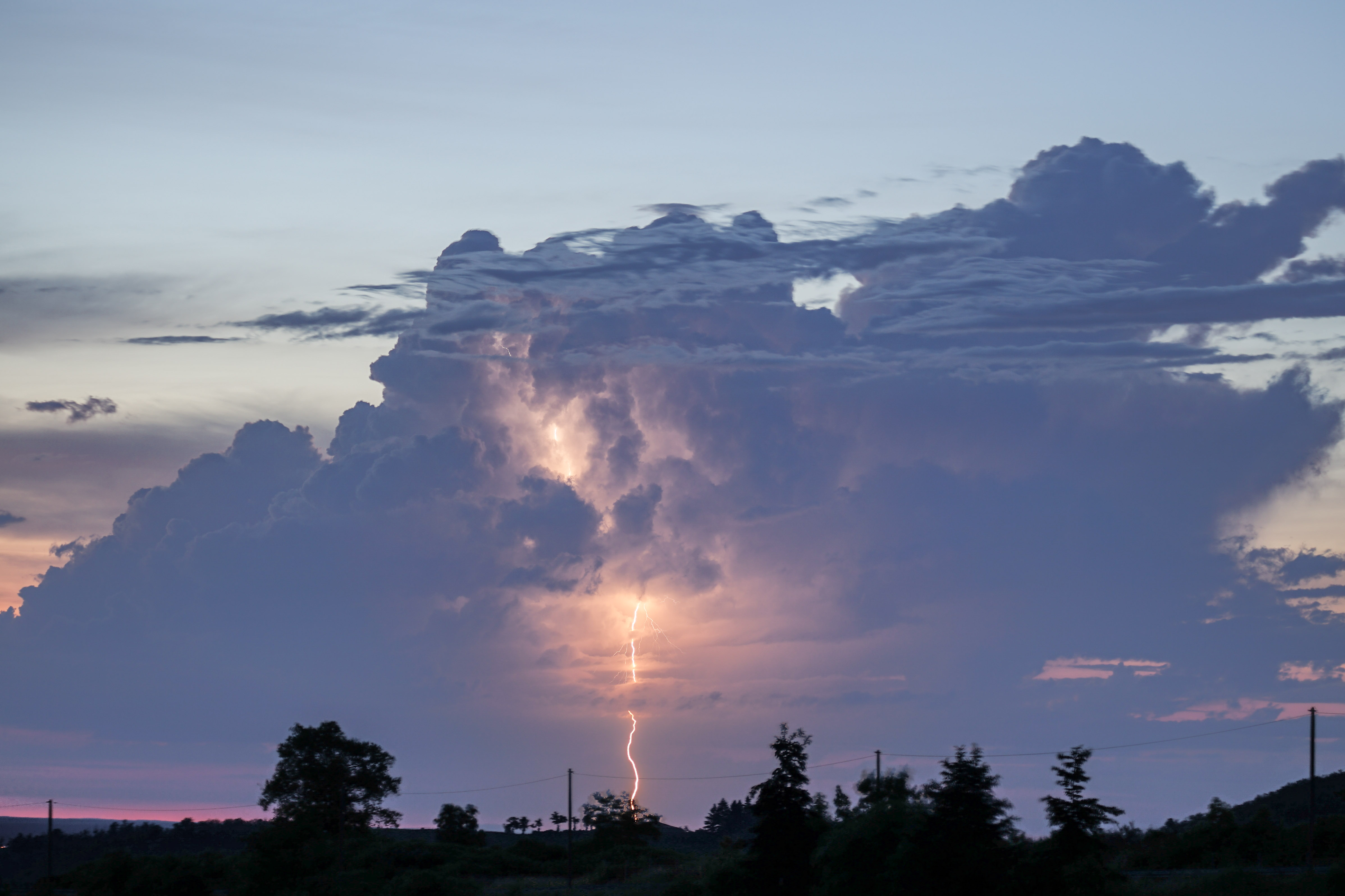 Impact extranuageux sous la supercellule ayant transité sur le département de la Saône et Loire vu depuis le département de la Loire (80km de distance). - 17/06/2024 22:25 - Lony Jouin