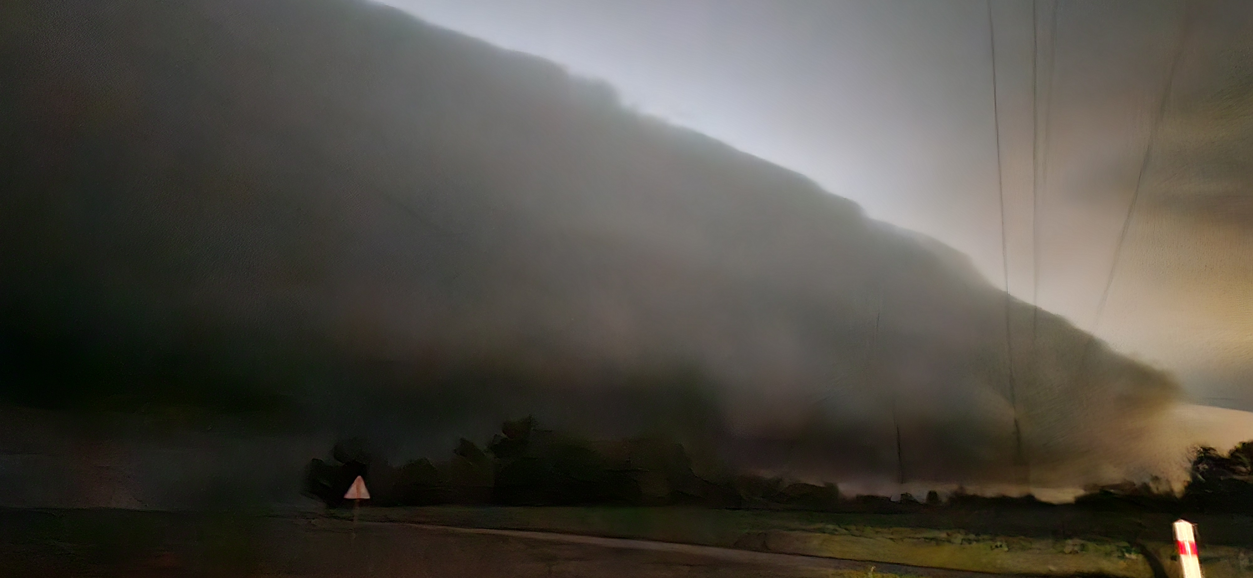 Voici l'orage qui est passé ce soir vers 22h/22h30 au dessus de l Auxois, pris sur les hauteurs de Benoisey avec mon portable mode nuit - 17/10/2024 22:00 - Elodie Chaumien