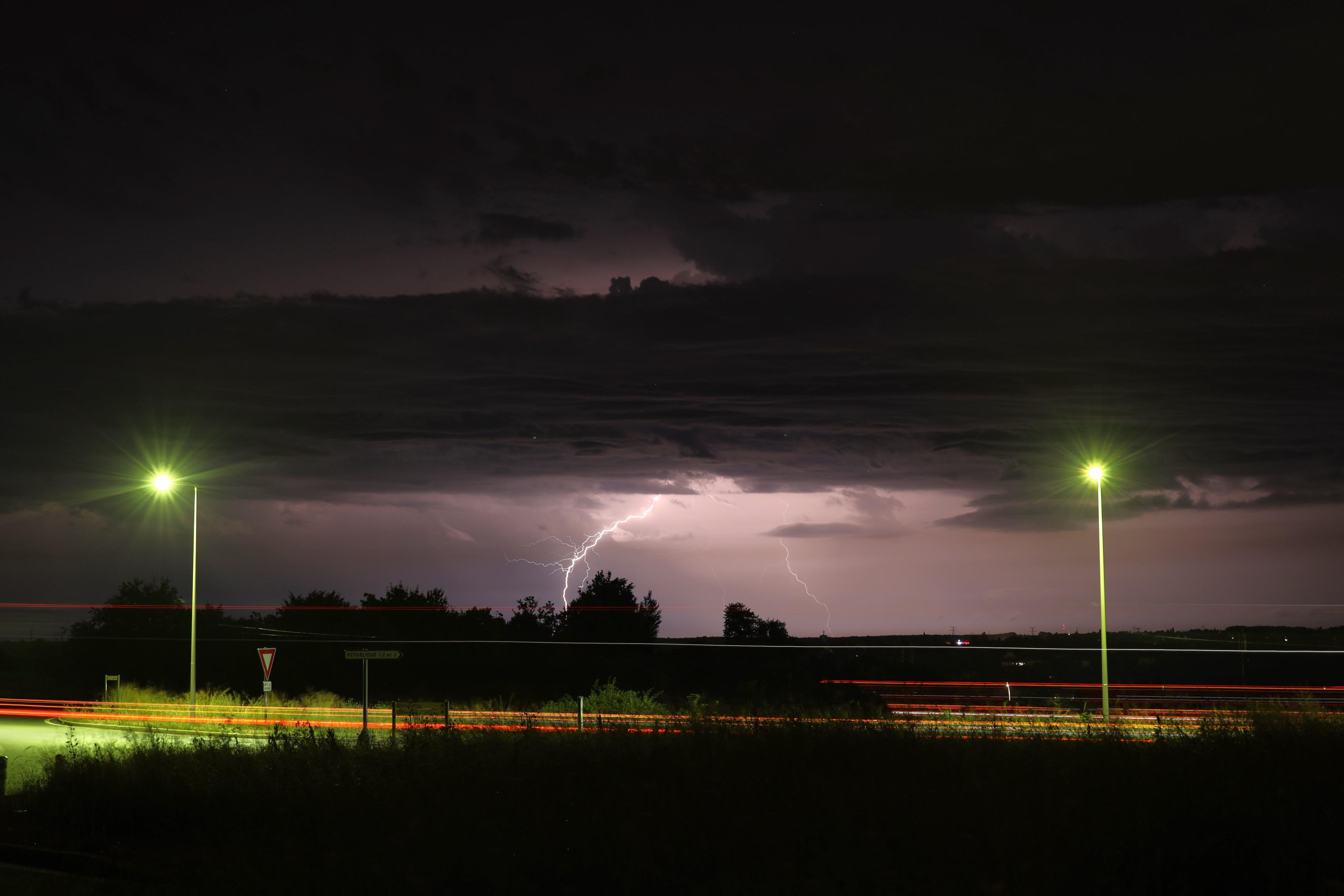 Passage d'une ligne orageuse dans le sud Vienne, photographiée depuis le nord de Poitiers. - 19/06/2024 01:15 - Xavier BENOIT