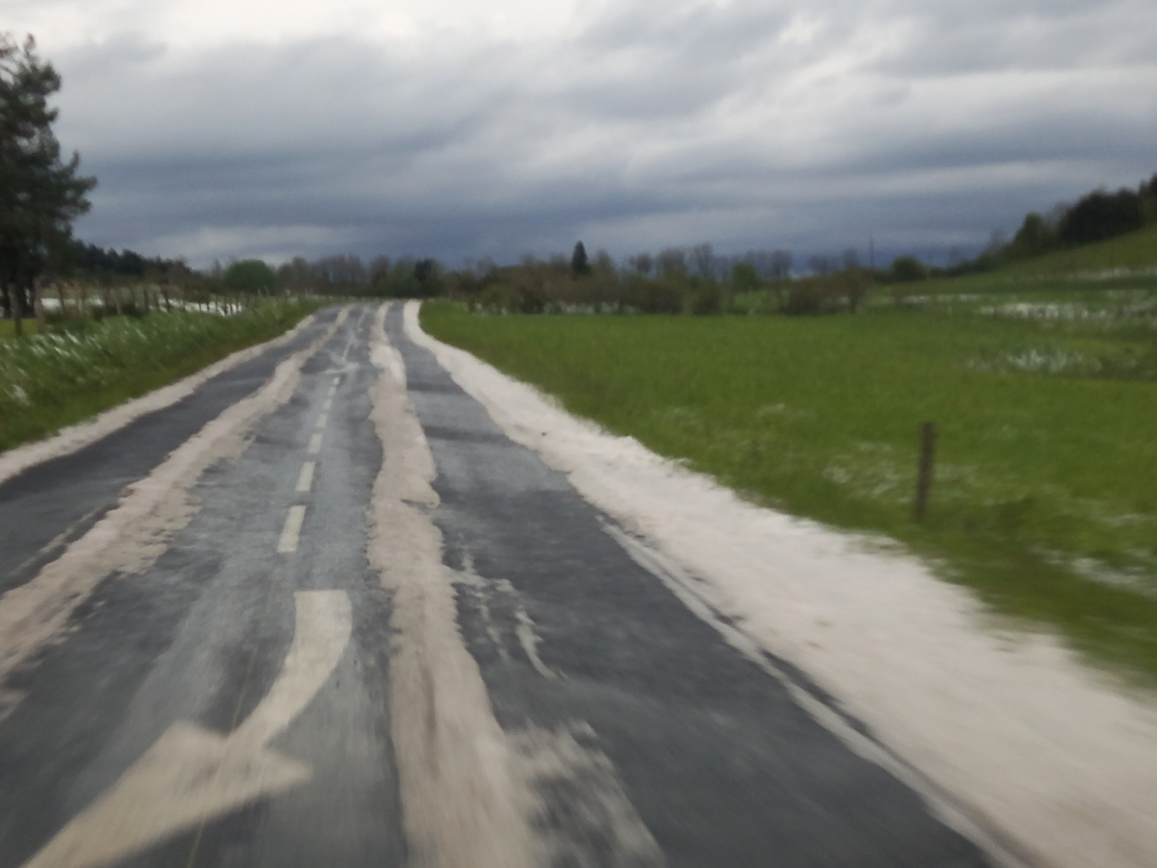 Suite a une grosse averse orageuse greligène ce dimanche soir... 1h après son passage encore beaucoup de grêle sur la route entre Mars (Ardèche) et le Mazet-Saint-Voy (Haute-Loire) - 19/05/2024 20:24 - Cyril Treveys