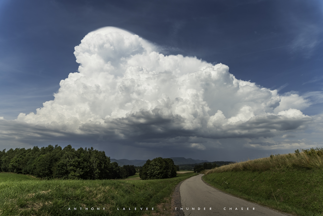 Magnifique cumulonimbus au-dessus d'Etival-Clairefontaine (88) qui finira par "exploser" à mi-chemin entre la Moselle et la Meurthe-et-Moselle. - 20/07/2024 16:30 - Anthony LALEVEE