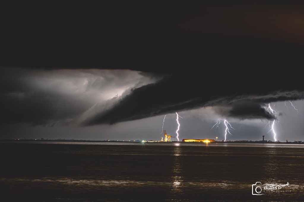 Dernier orage de la saison de chasse 2024. 
Cet orage avait une bonne activité électrique et de très grande précipitation, plusieurs rues de Royan on été inondées. - 21/09/2024 23:42 - Bunta PAPINEAU