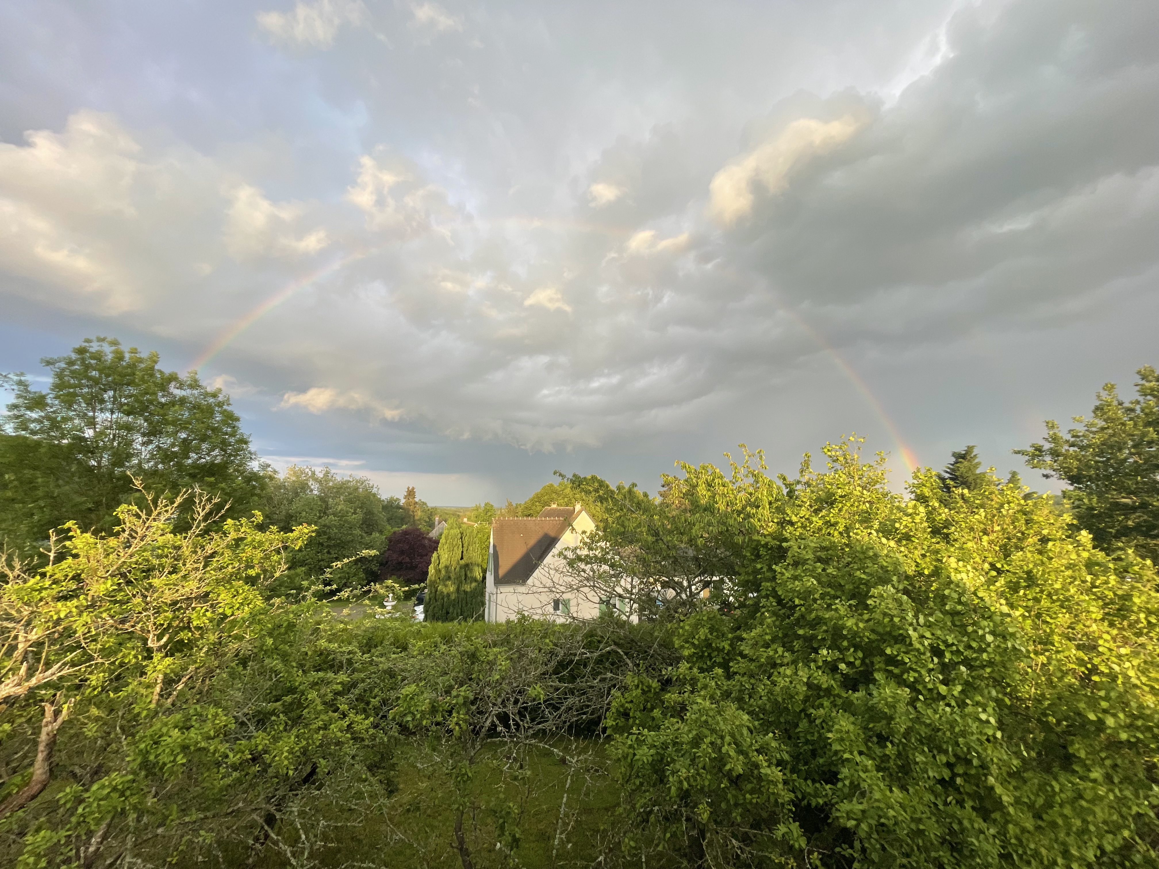 Petite cellule passant sur le sud de l’oise, dans un arc en ciel - 22/05/2024 20:39 - Lucas Mourato