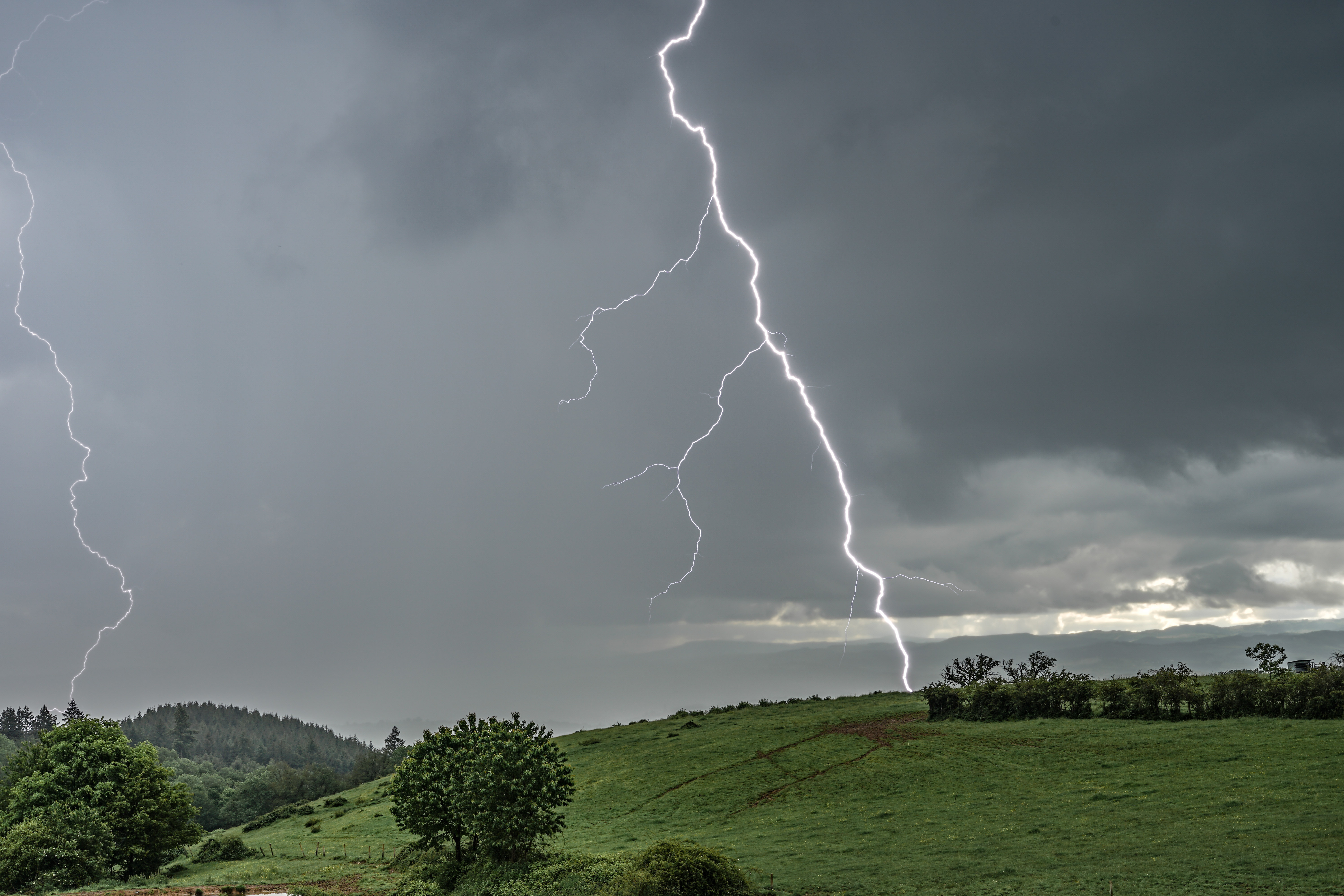 Impact de foudre proche tombant à une distance d'environ 1,5km sous une cellule orageuse peu active... Il s'agit de la seule manifestation électrique de l'orage. - 22/05/2024 19:04 - Lony Jouin