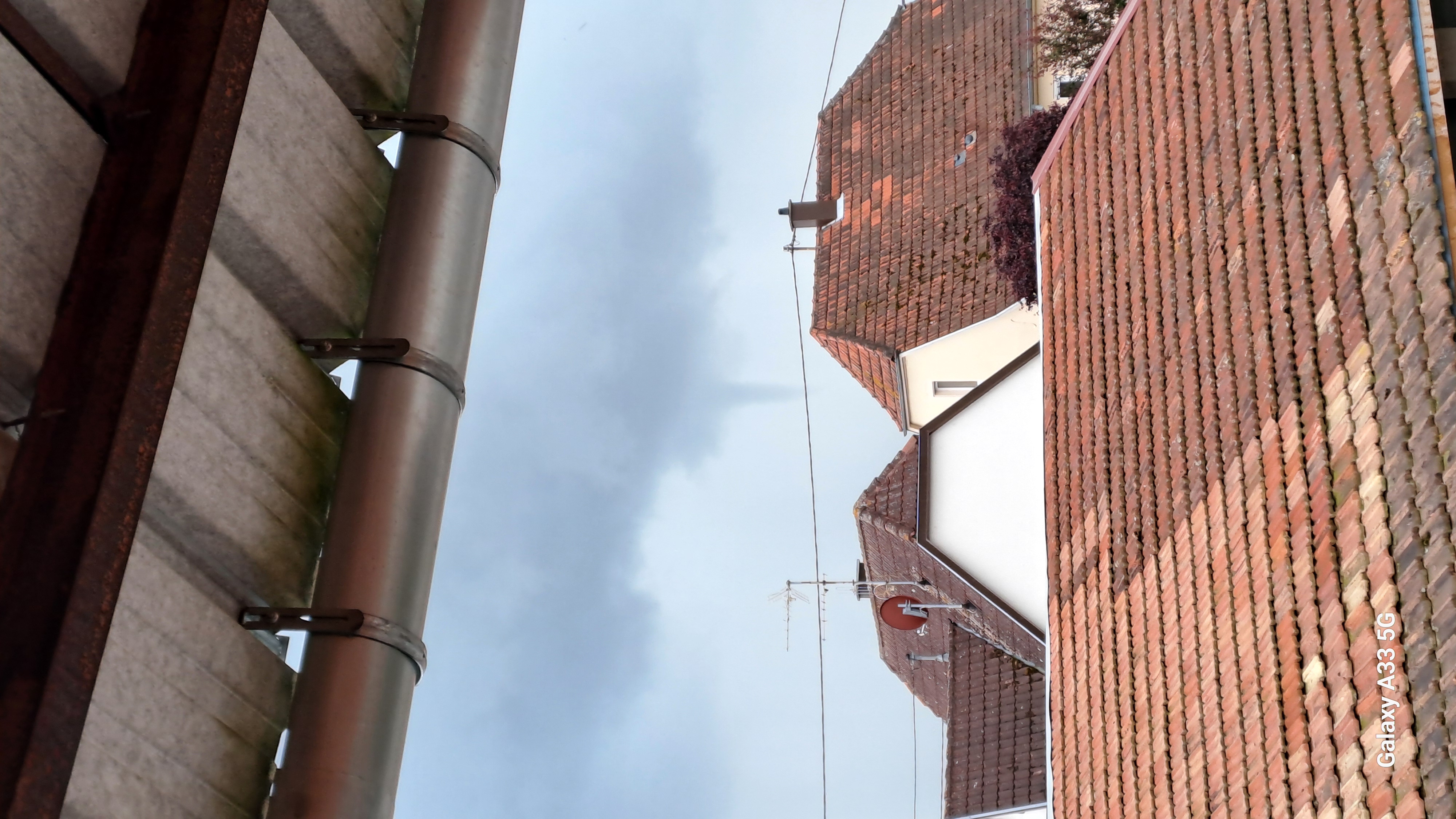 Petit tuba juste avant l'orage hier à Wilwisheim (67). Aperçu après un gros coup de tonnerre, il était encore présent 2-3 minutes puis a disparu quelques secondes avant le début de la pluie - 23/05/2024 15:18 - Nadine Richert