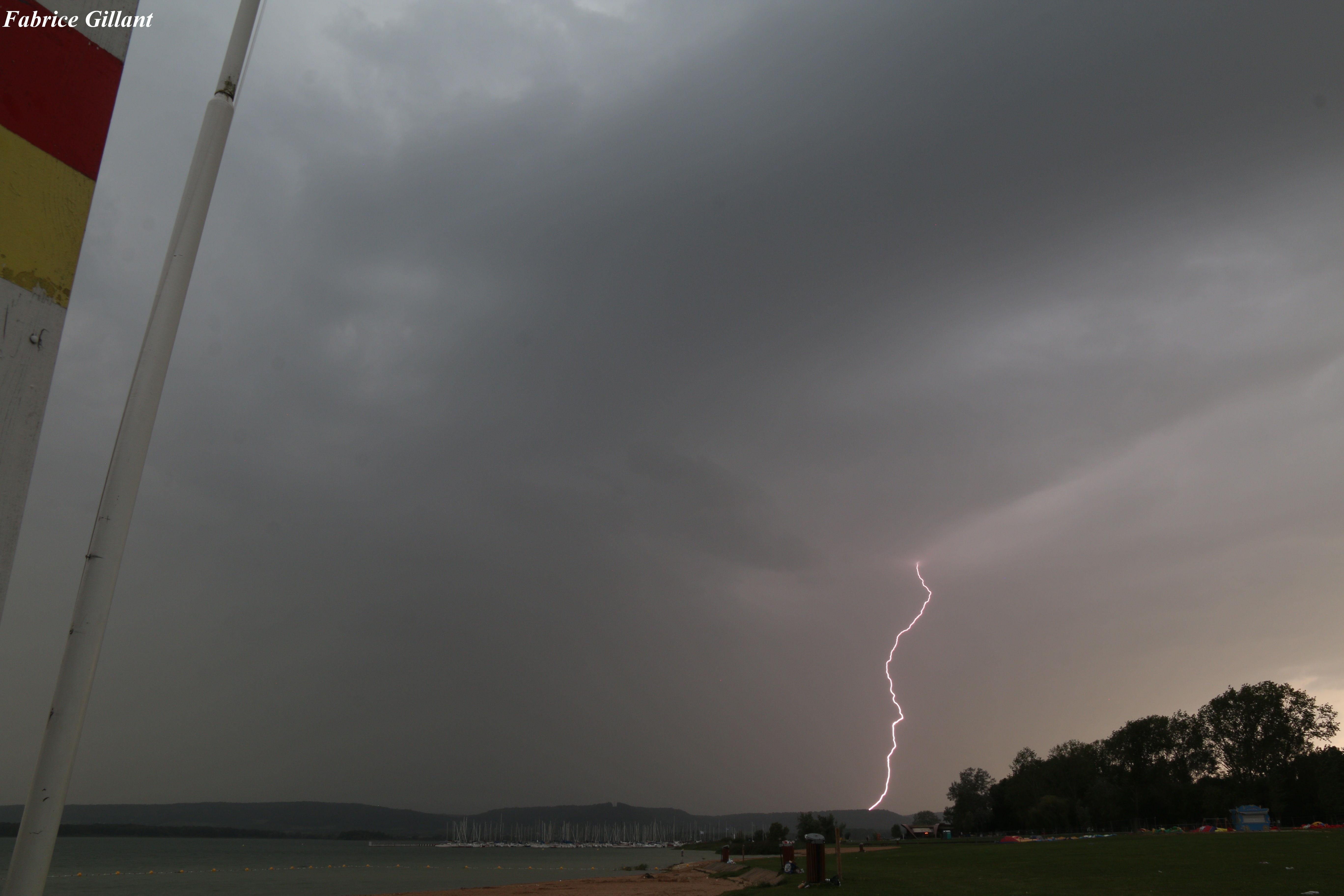 Comme prévu les orages se sont succédée au-dessus de la Meuse avec parfois de fort coup de vent j’étais en poste d’observation au lac de Madine se samedi 24 août 2024. 
Vidéo ici : https://www.facebook.com/fabricegillant - 24/08/2024 18:00 - Fabrice Gillant