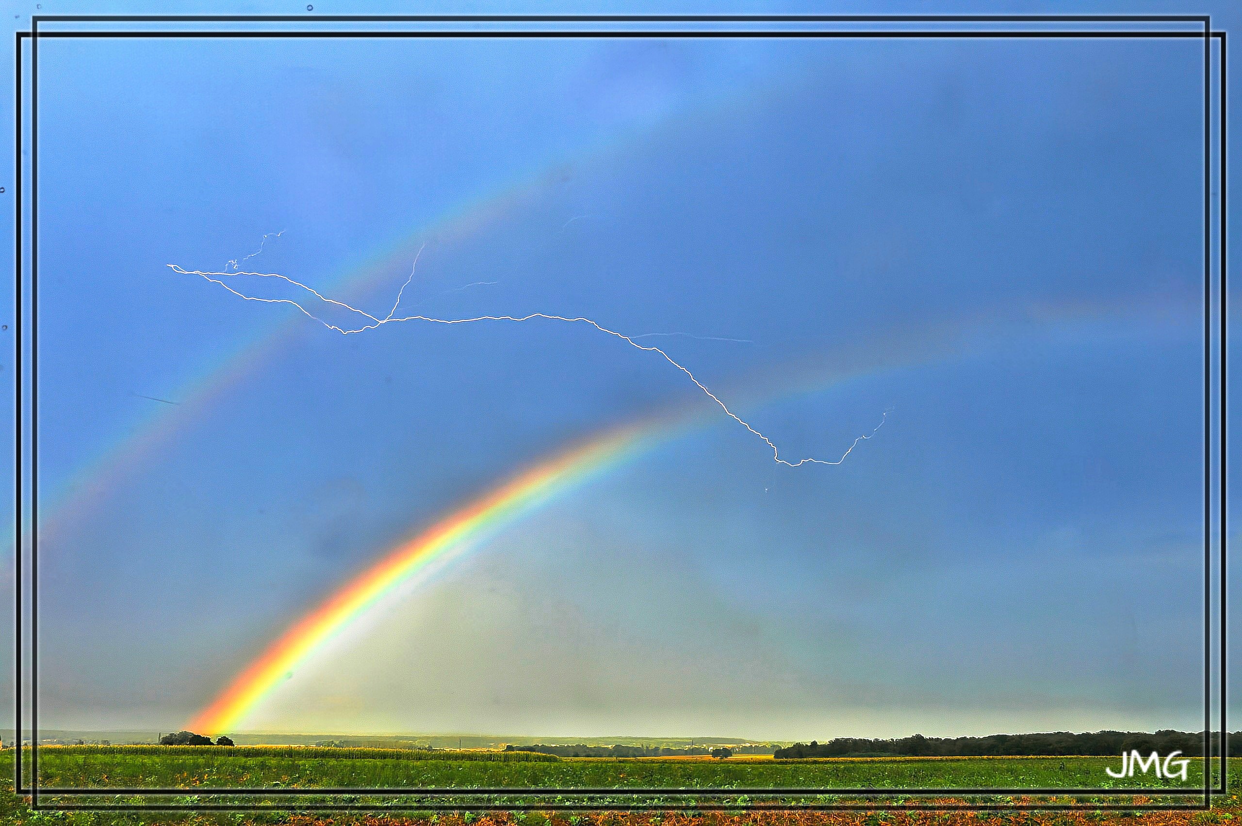 Belle scène d'orage ce soir à Rully avec un éclair au dessus de l'arc-en-ciel - 24/08/2024 18:00 - Jean Marc Guinot