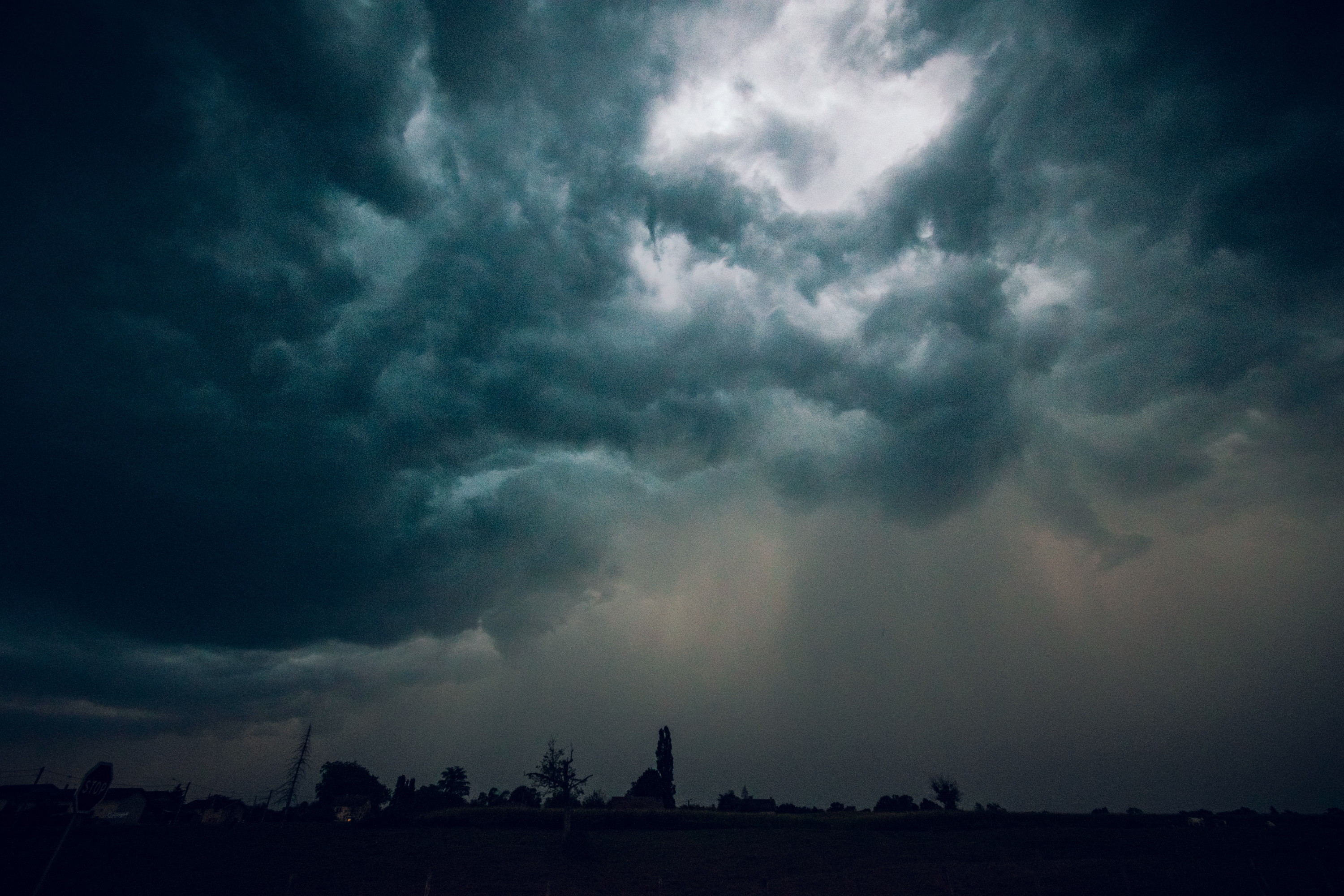 Averse intense d'un orage aux alentours de Saint-Trivier-de-Courtes (01) - 24/08/2024 20:54 - Martin Gaboriaud