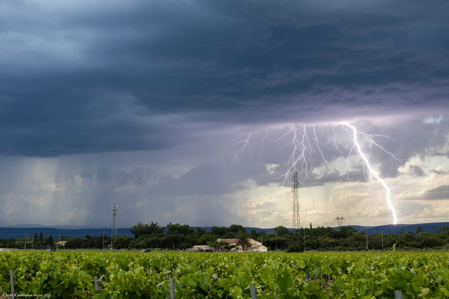 Impact de foudre sous des cellules lentes et isolées sur le sud Ardèche, observé depuis la vallée du Rhône près de La Garde-Adhémar. - 24/05/2024 18:25 - Christian Carmona