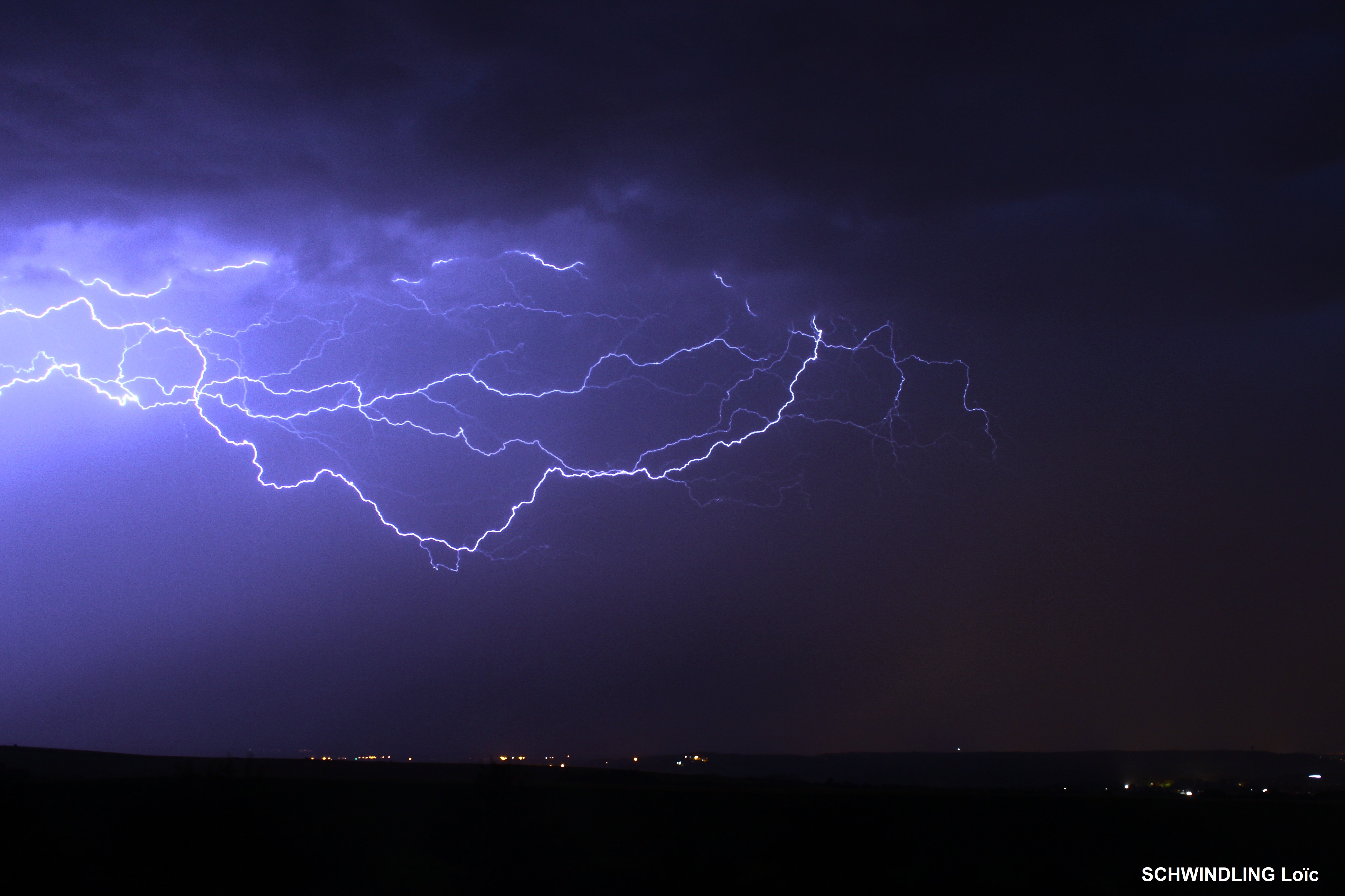 Orage au dessus de Metz pris depuis Courcelles-Chaussy - 29/06/2024 22:30 - Loïc SCHWINDLING