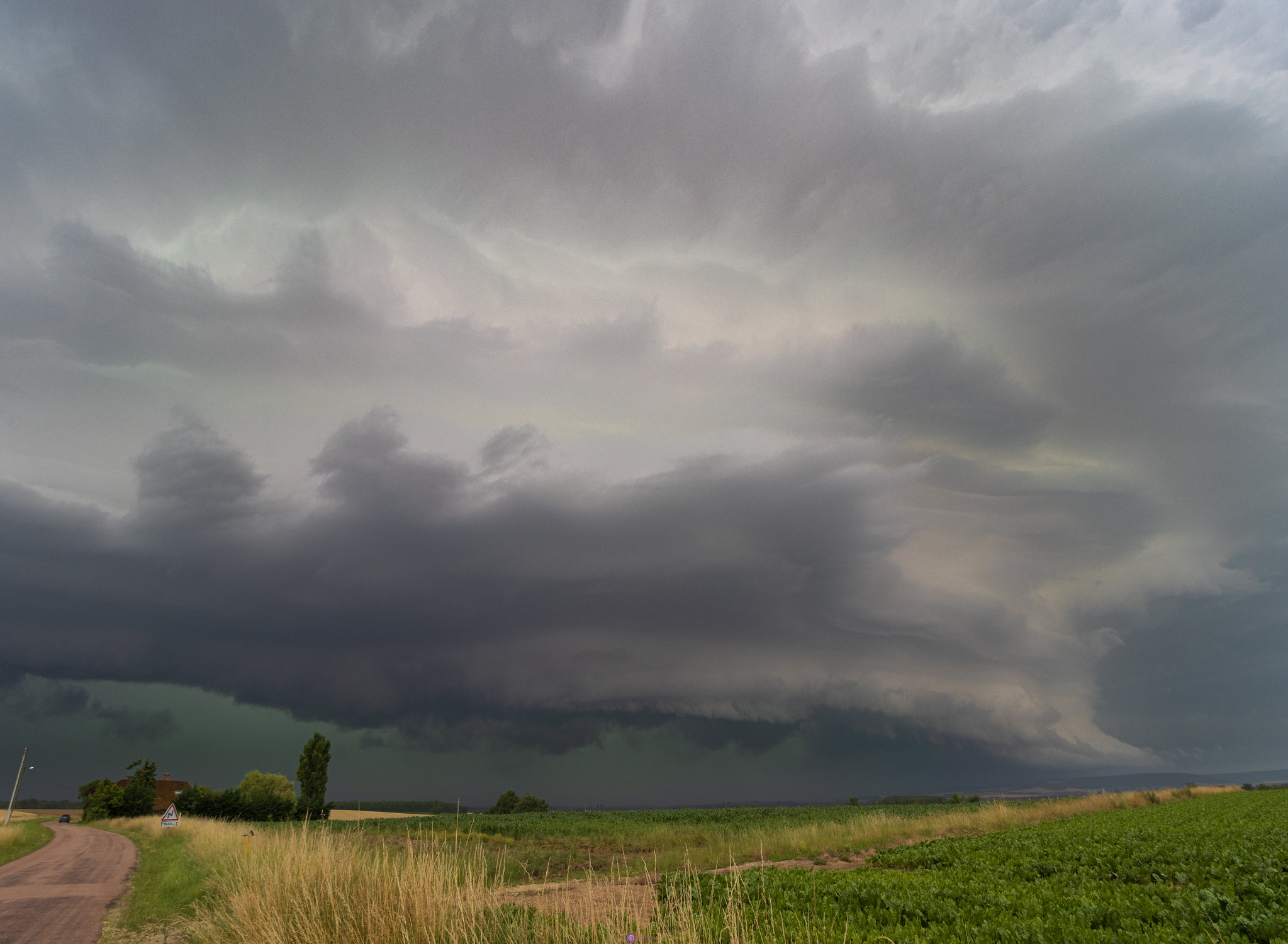 Mésocyclone massif à Saint-Jean-de-Bonneval. - 29/06/2024 18:46 - Jérémy Lokuli