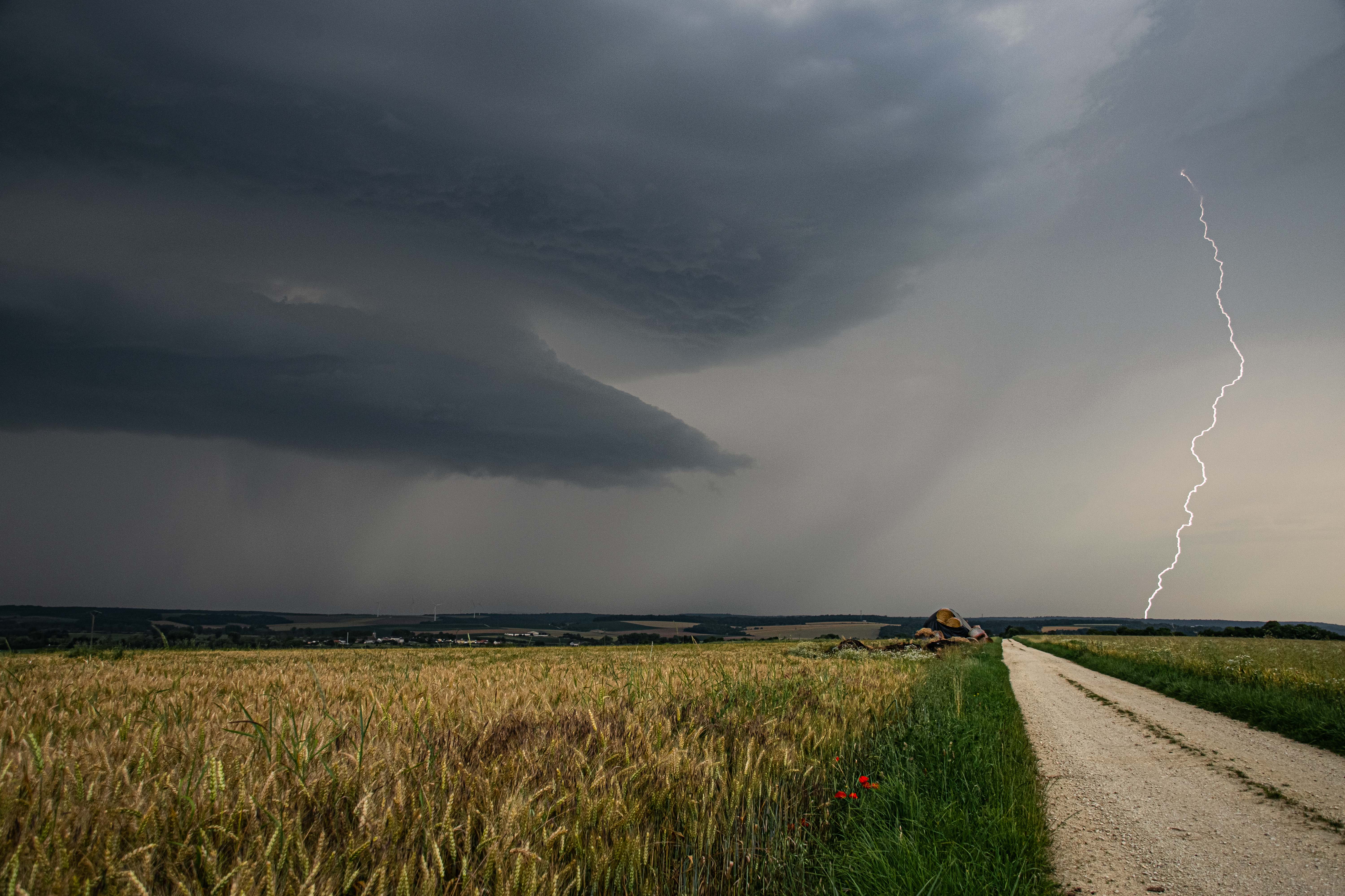 Première supercellule de la journée sur le secteur de Commercy dans la Meuse. A ce moment là l'orage est encore en train de se renforcer et de se structurer. La foudre s'abat sur la droite du mésocyclone, c'est le début d'une incroyable séquence de foudroiement intense. - 29/06/2024 19:00 - Jules Creteur