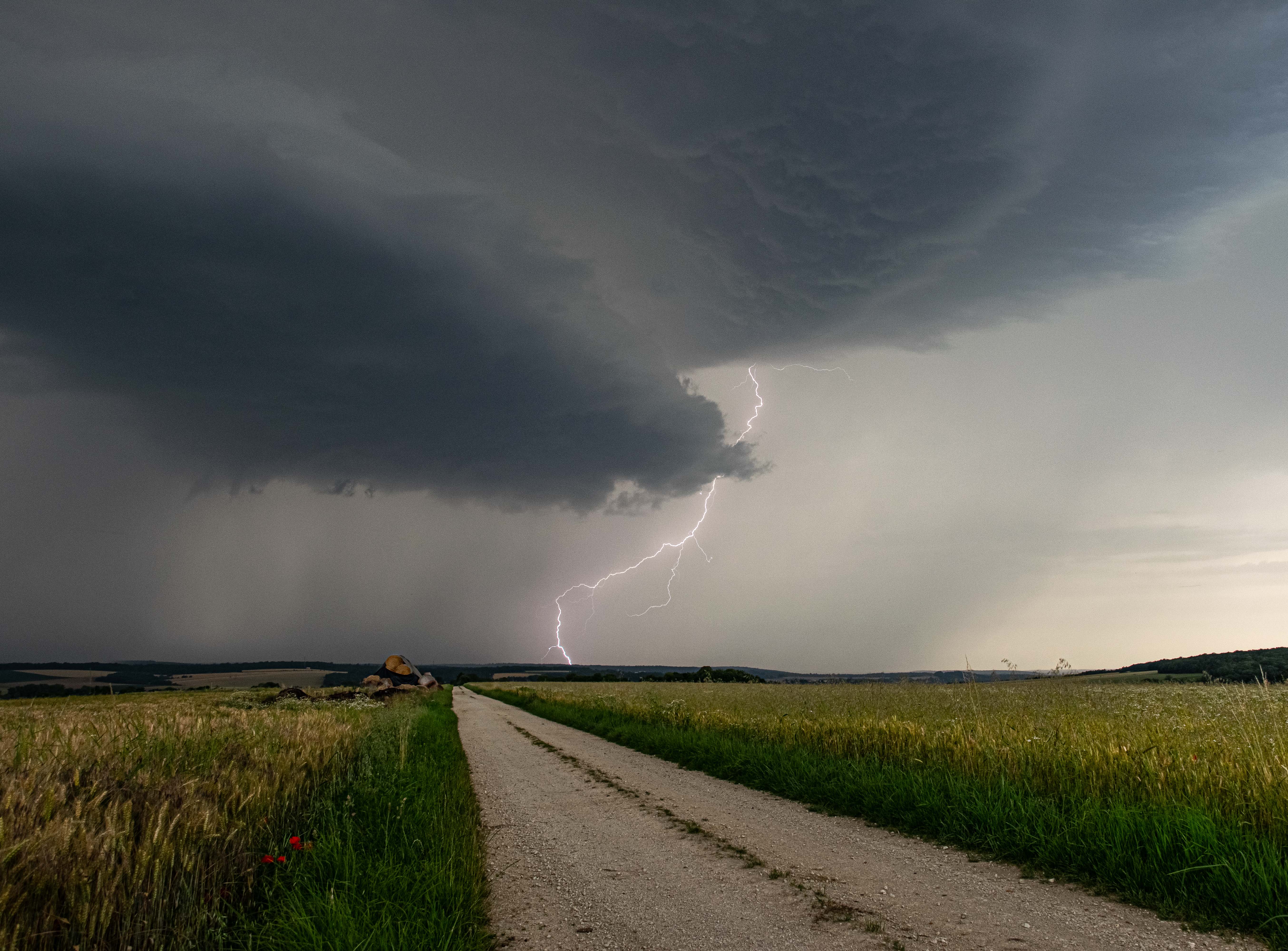 Première supercellule de la journée à Commercy (Meuse). Me voici sous le mésocyclone, les coups de foudre bombardent le paysage. Quel spectacle ! - 29/06/2024 19:08 - Jules Creteur