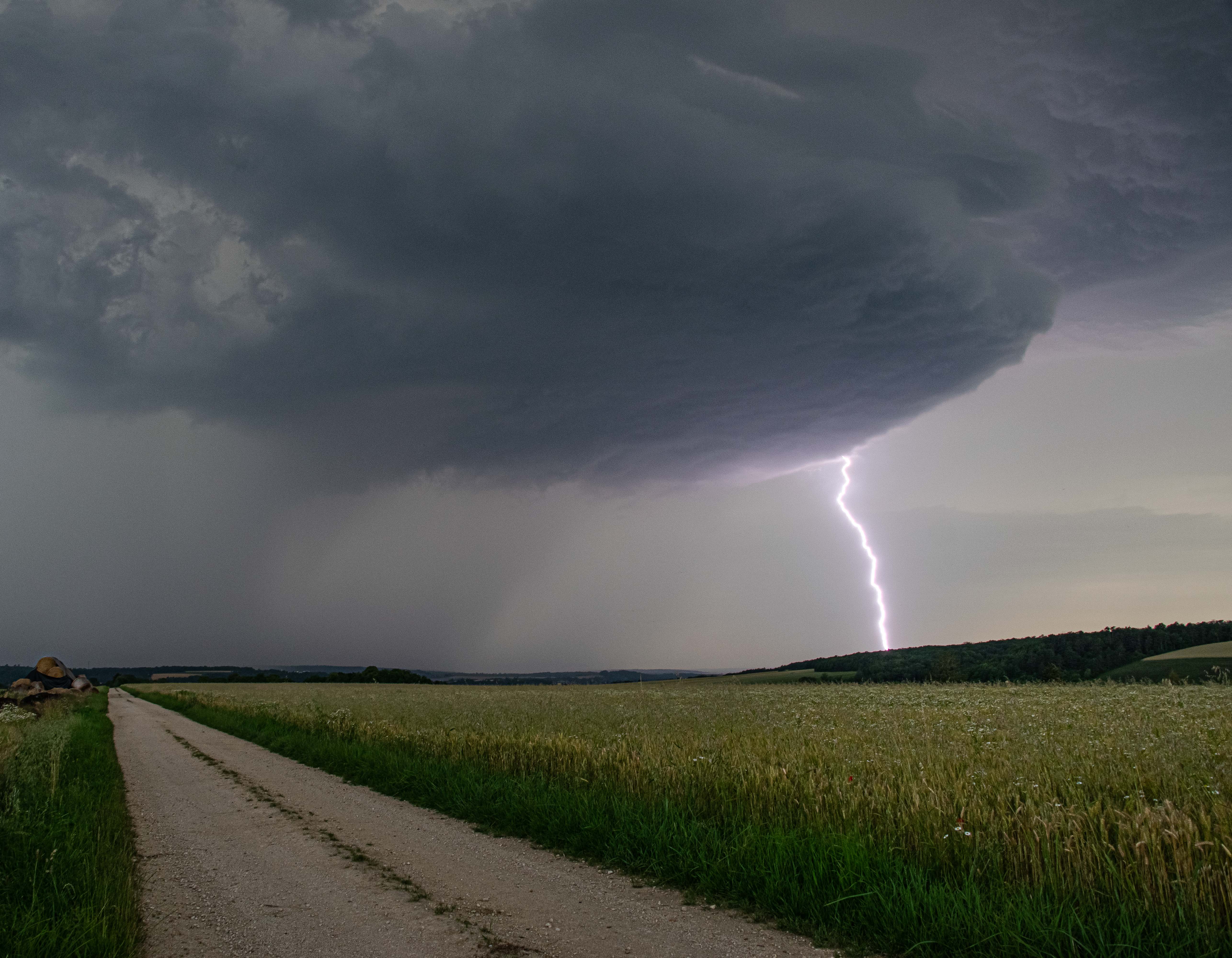 Première supercellule de la journée sur le secteur de Commercy dans la Meuse. L'orage s'évacue, un puissant coup de foudre s'abat au bords du mésocyclone. - 29/06/2024 19:17 - Jules Creteur