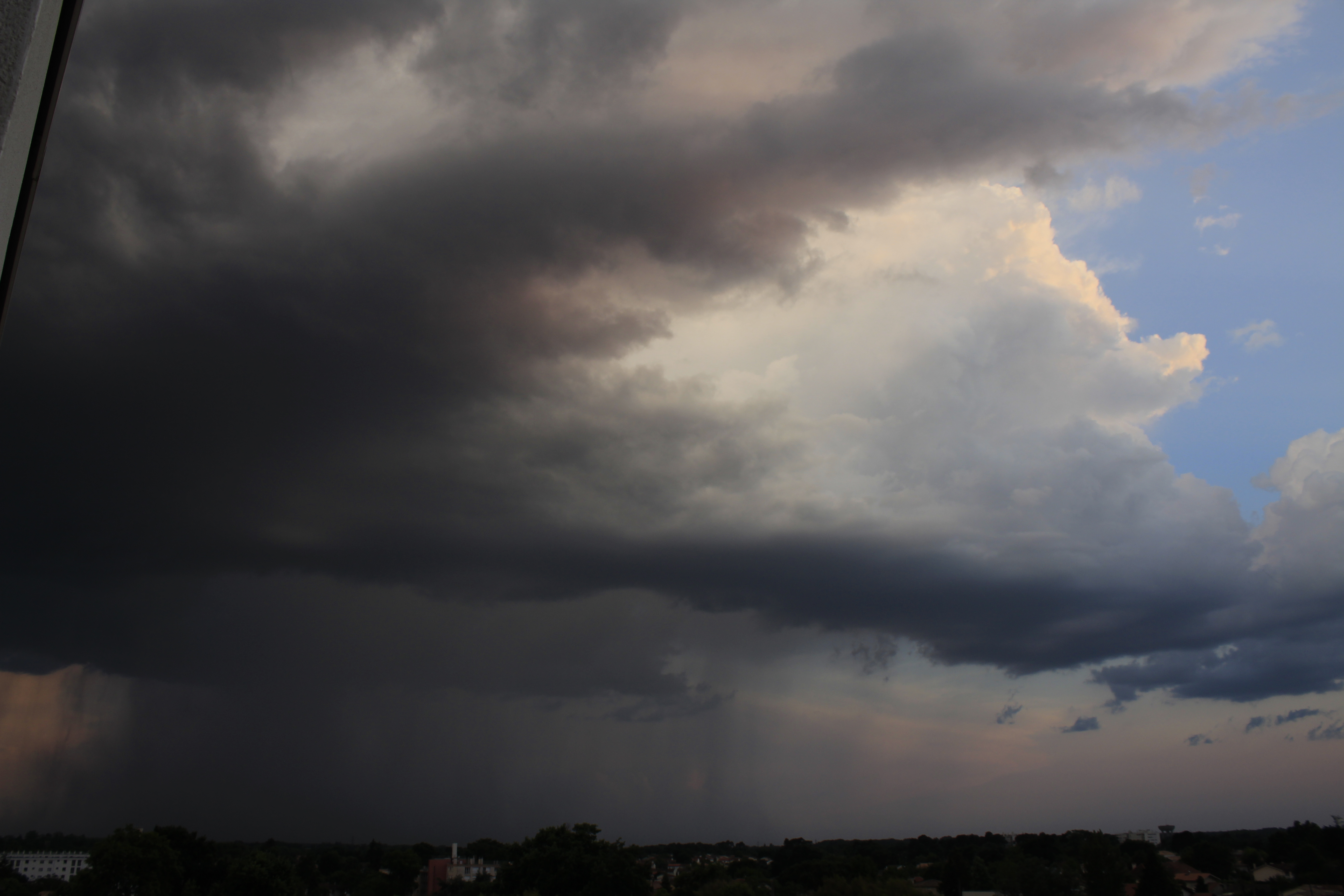 Un orage au Sud de Bordeaux, encore immature et initialement très localisé produit déjà de bonnes précipitations sous le courant descendant. 10 minutes plus tard, la cellule devient mature, son activité électrique deviens intense, et un épais rideau de précipitations tombe à l'arrière. La cellule s'évacue par l'Ouest. A posteriori, une intense grêle ainsi que des phénomènes venteux forts (arrachage d'arbre, végétation hachée) ont été reportés dans mon entourage. - 29/05/2023 21:31 - Renaud MULOT