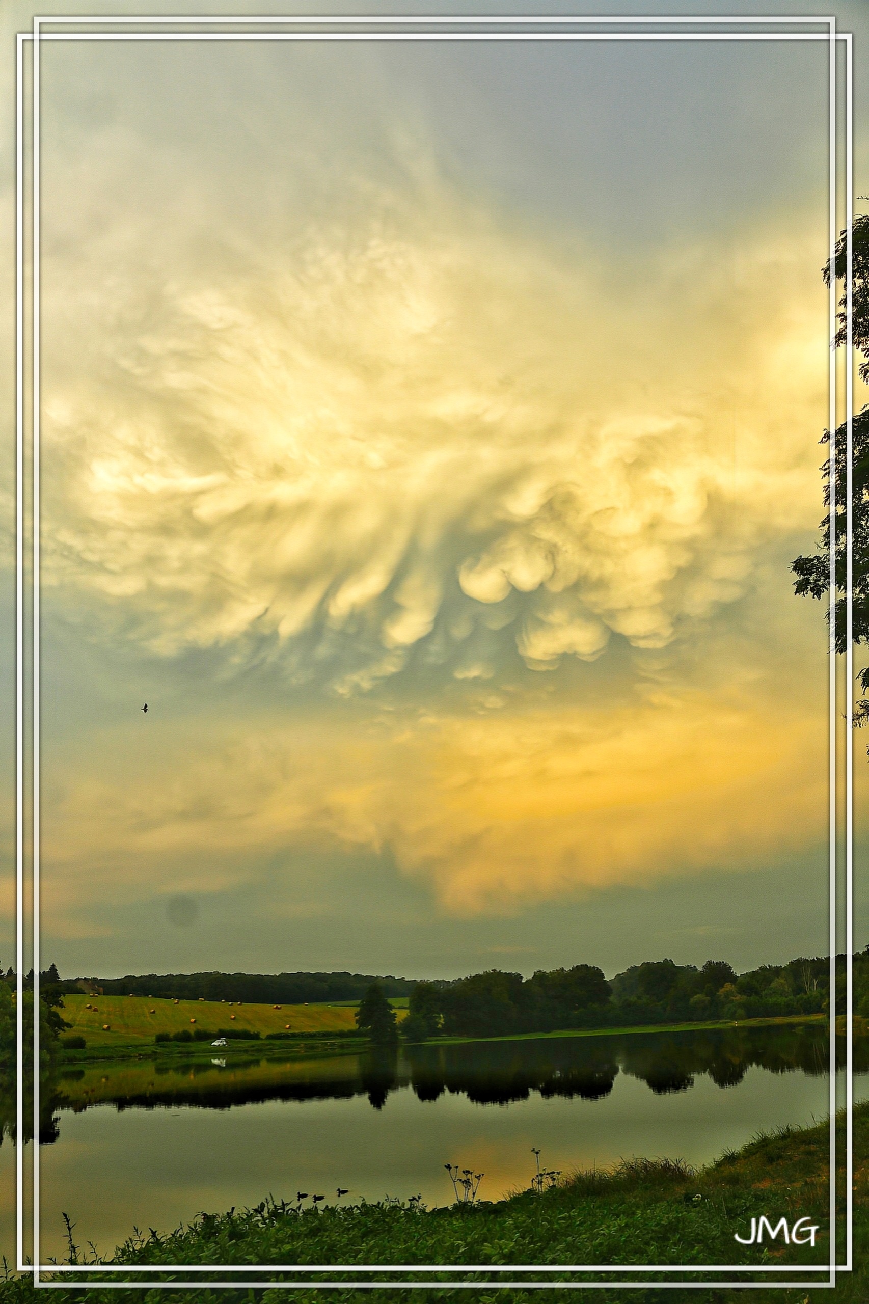 Mammatus dans le ciel de Montceau-les-mines ce soir... - 30/08/2024 20:00 - Jean Marc Guinot