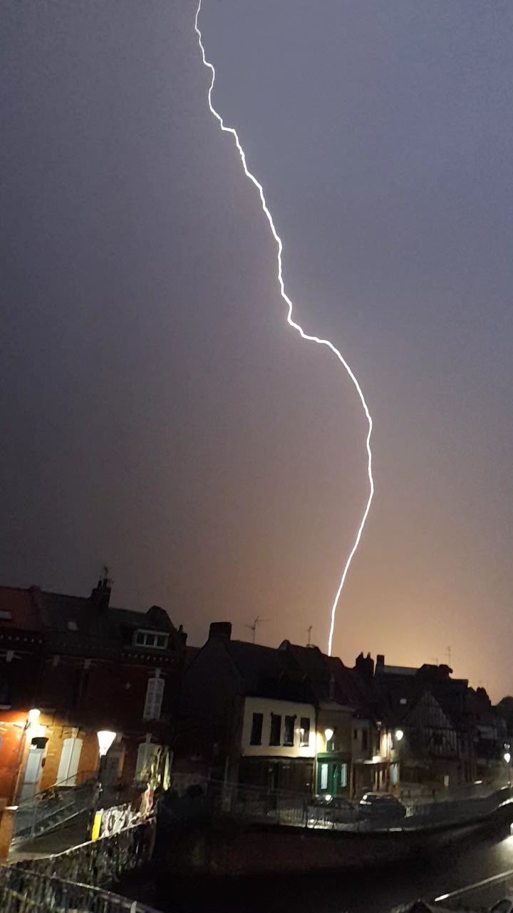 Photo d'impacts de foudre et d'intranuageux de l'orage supercellulaire qui et remonter de Paris et qui c'est literalement associé avec la cellule venant de Normandie se qui m'a donner un spectacle incroyable niveaux electrique de bruit et de pluie intense acclimater de belle rafale descendante. - 31/07/2024 00:02 - Tristan Depil