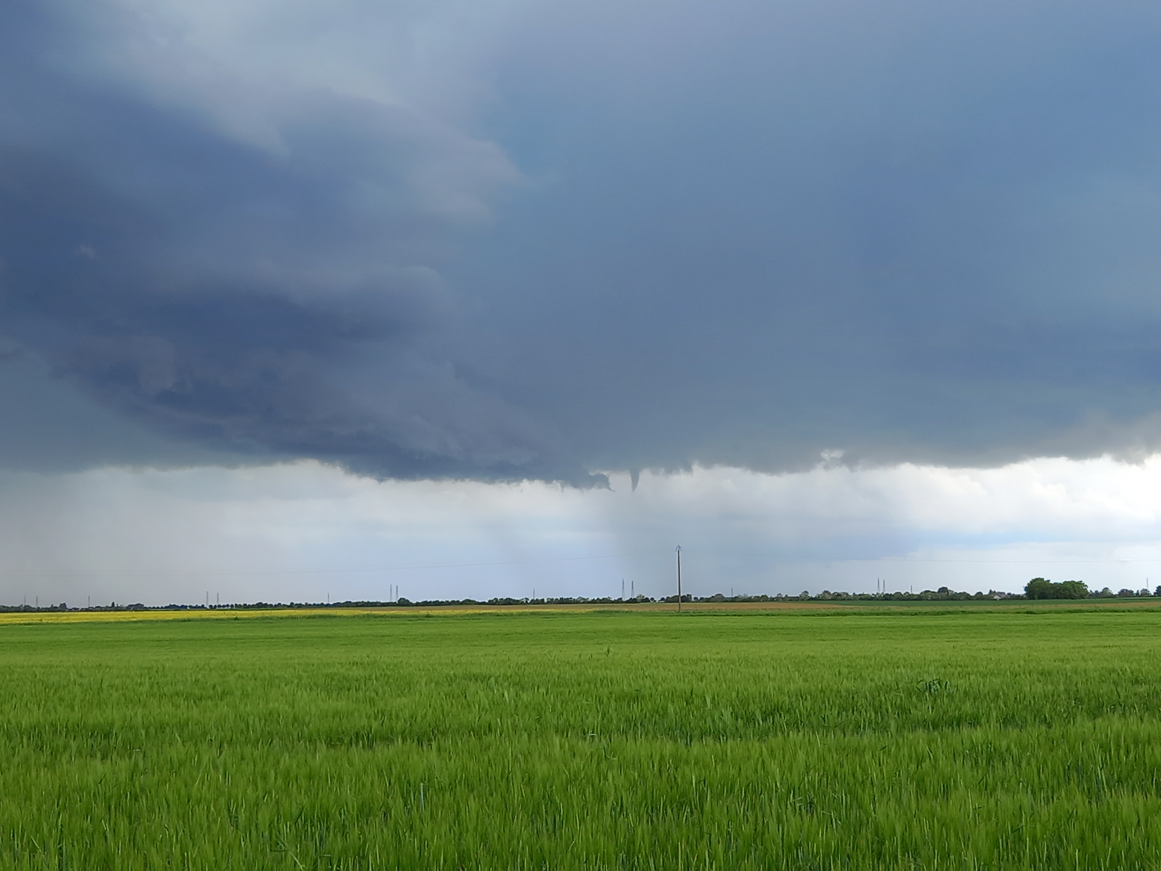 Vue depuis Janville, tuba sous un orage vers Lumeau qui disparaîtra puis reviendra 9 minutes plus tard pour former la tornade sur Loigny-la-Bataille (dites à Orgères en beauce). - 18/05/2024 16:06 - Thierry REIBELL