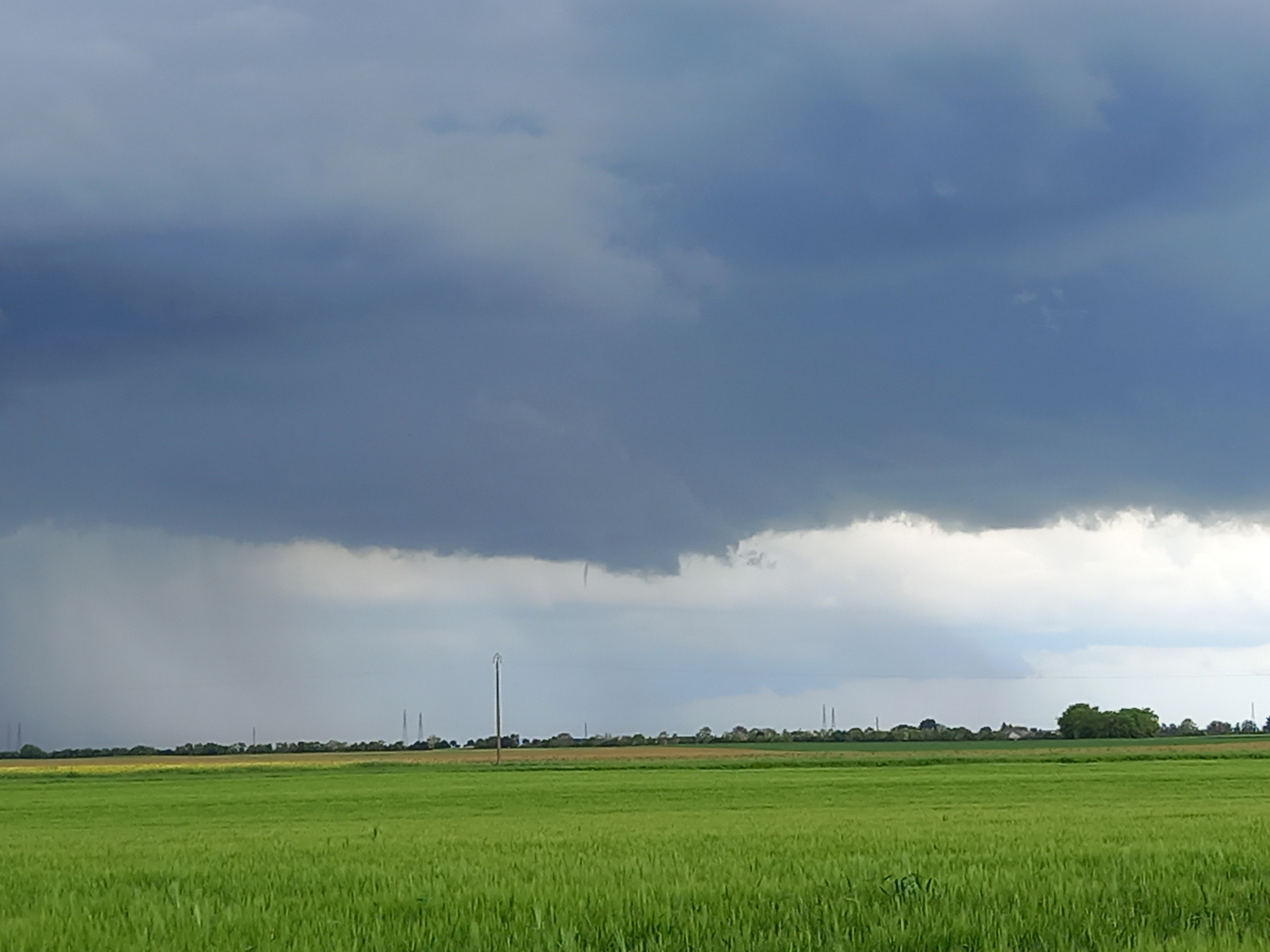 Vue depuis Janville, second tuba très fin qui va disparaître à nouveau et donné ensuite naissance à la tornade de Loigny la bataille. - 18/05/2024 16:10 - Thierry REIBELL