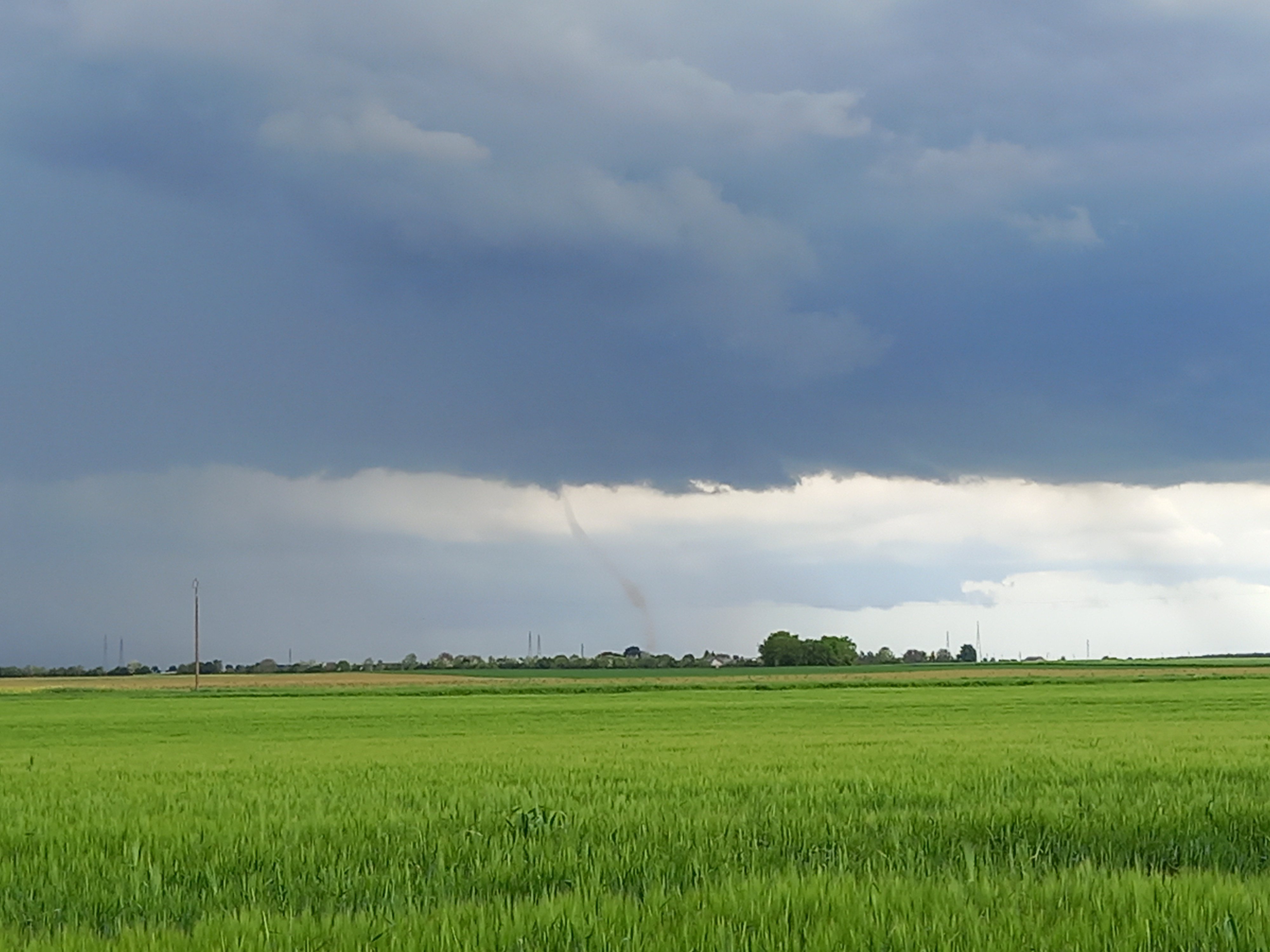 Vue depuis Janville, la tornade de Loigny la Bataille visible entièrement qui vient de se condenser. Elle est visible à 16h15 et non 16h30 comme mentionné ailleurs. - 18/05/2024 16:15 - Thierry REIBELL