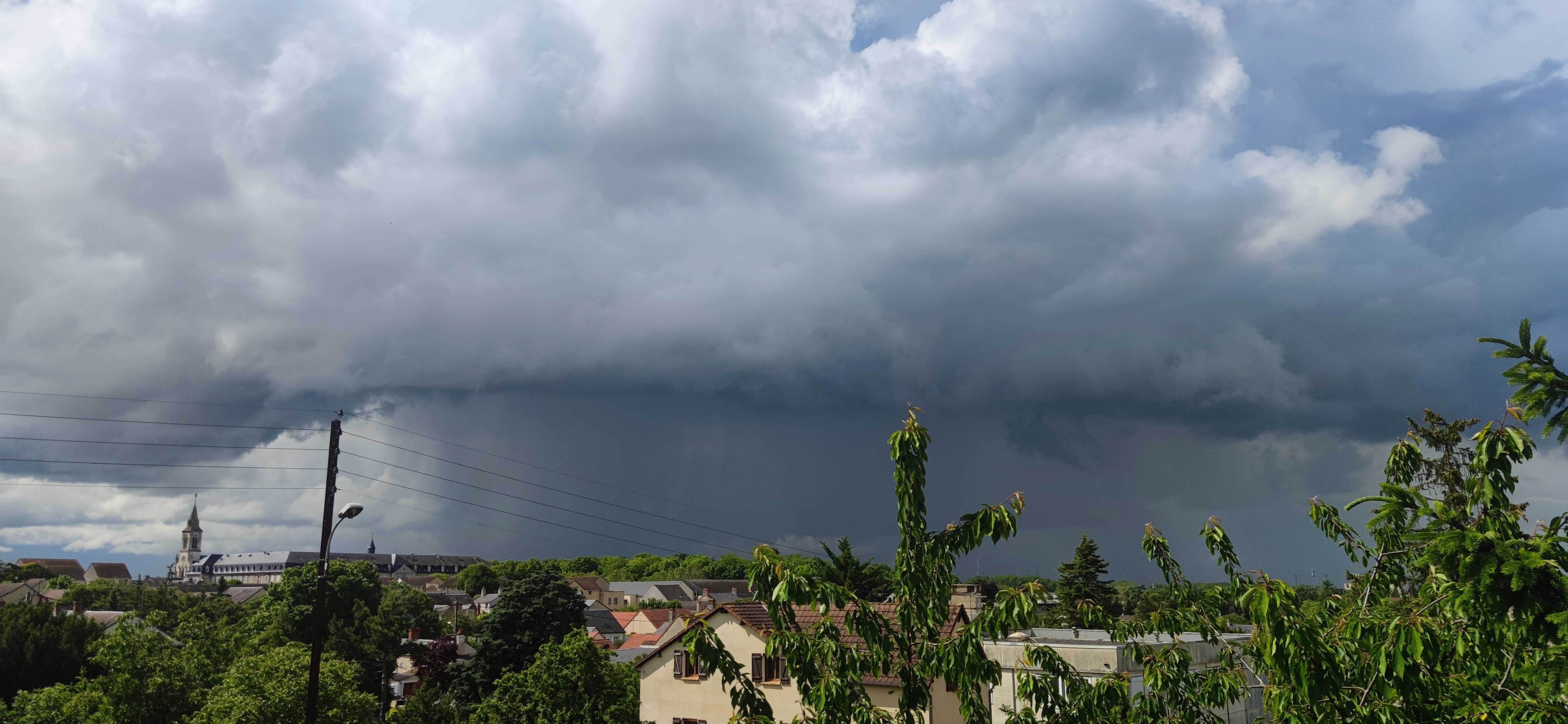 Orage donnant naissance à un tuba vu d'Issoudun (36100) - 23/05/2024 16:02 - Aurélia Escorne