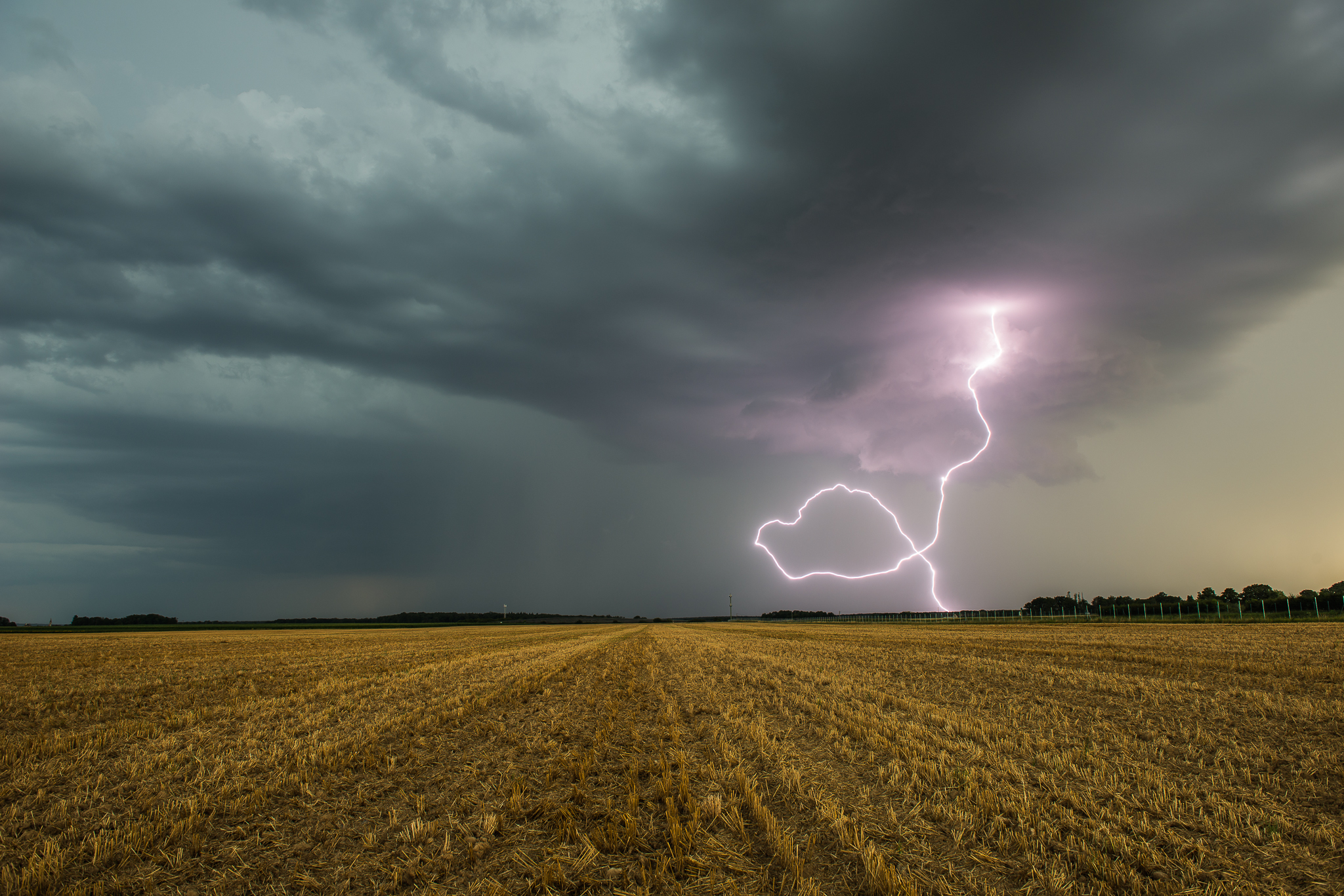 :Chute de foudre sous une structure qui évoque un petit "mésocyclone" à l'avant de noyaux orageux "Supercellulaires" s'étant formés en toute fin d'après-midi à l'est du département D'Indre-et-Loire (37). - 30/07/2024 20:07 - Damien Victoire