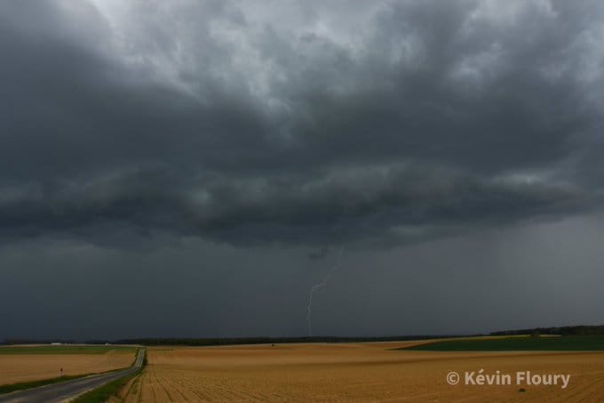 Premier impact de foudre de la saison, sous un bel arcus à l’avant d’un orage évoluant dans le département de l’Aisne. - 09/05/2021 19:00 - Kévin FLOURY