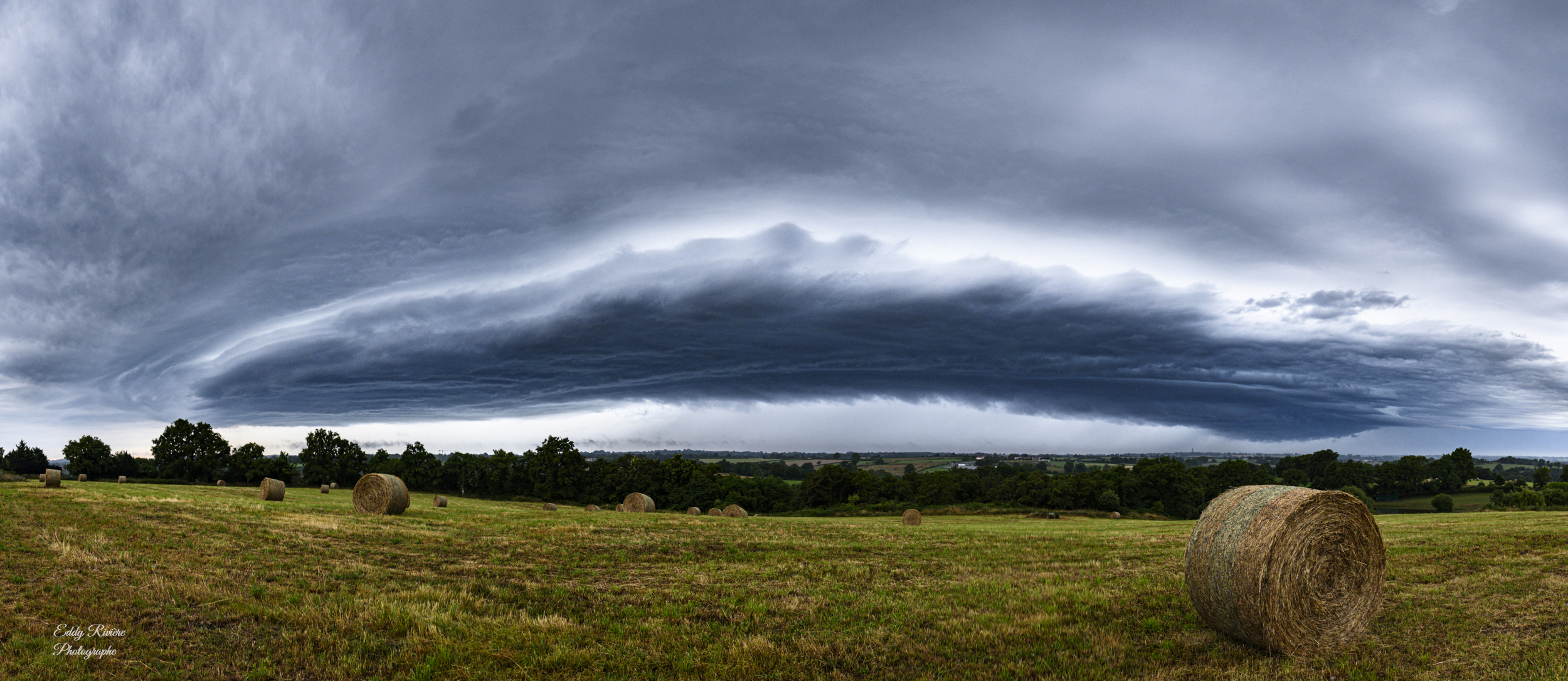 Arcus dans le bocage Vendéen à Mortagne sur Sèvre. Panorama par assemblage des 6 photos verticales au 20mm. - 09/07/2024 07:30 - Eddy Rivière