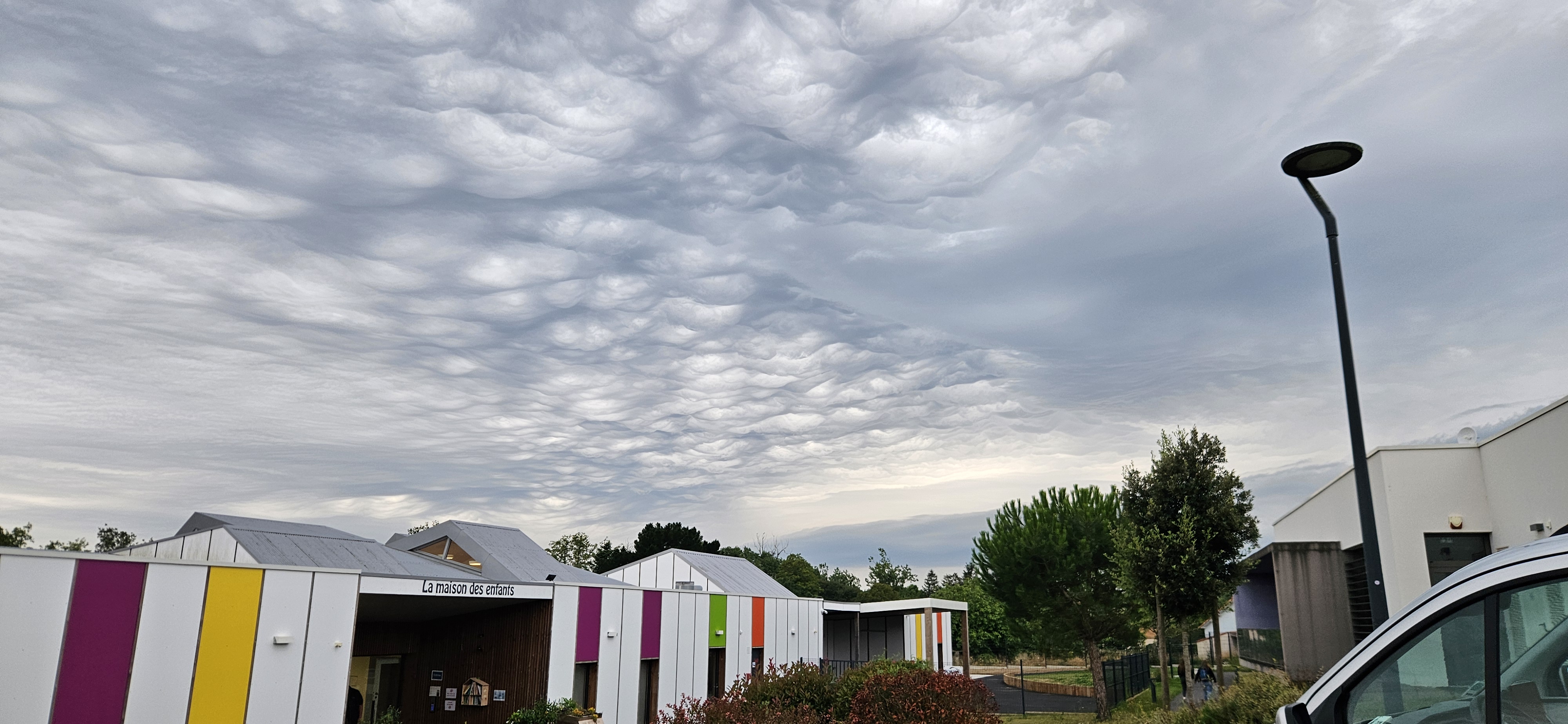 Mammatus, pris à 8h en loire atlantique (aigrefeuille sur maine) avant le front pluvieux (assez remarquable dans la matinée) - 15/07/2024 08:00 - Dimitri Boussaton