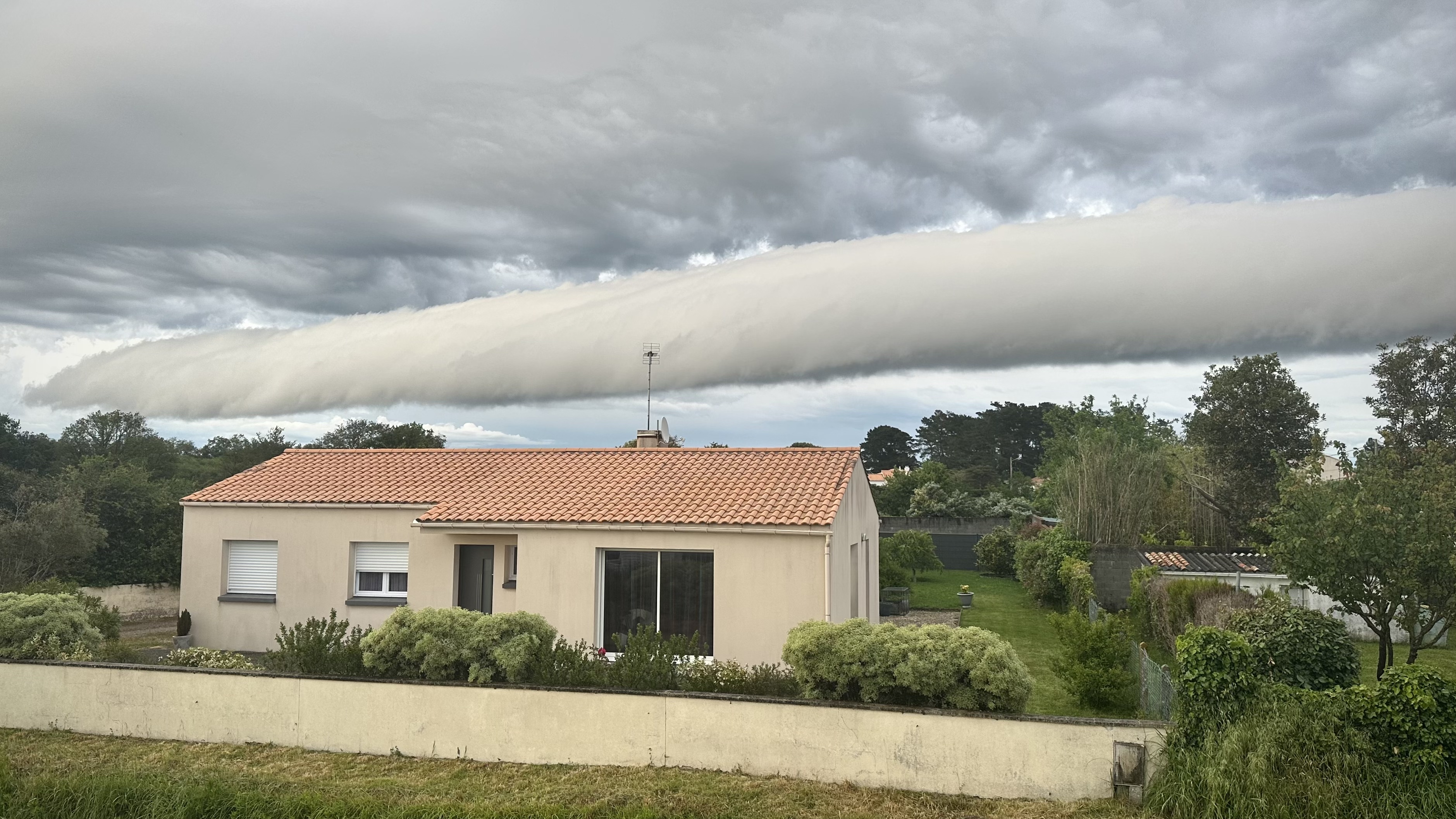 Un arcus à L’Île-d’Olonne, en Vendée (85) après une après-midi orageuse - 19/05/2024 20:22 - Nadia Ragot