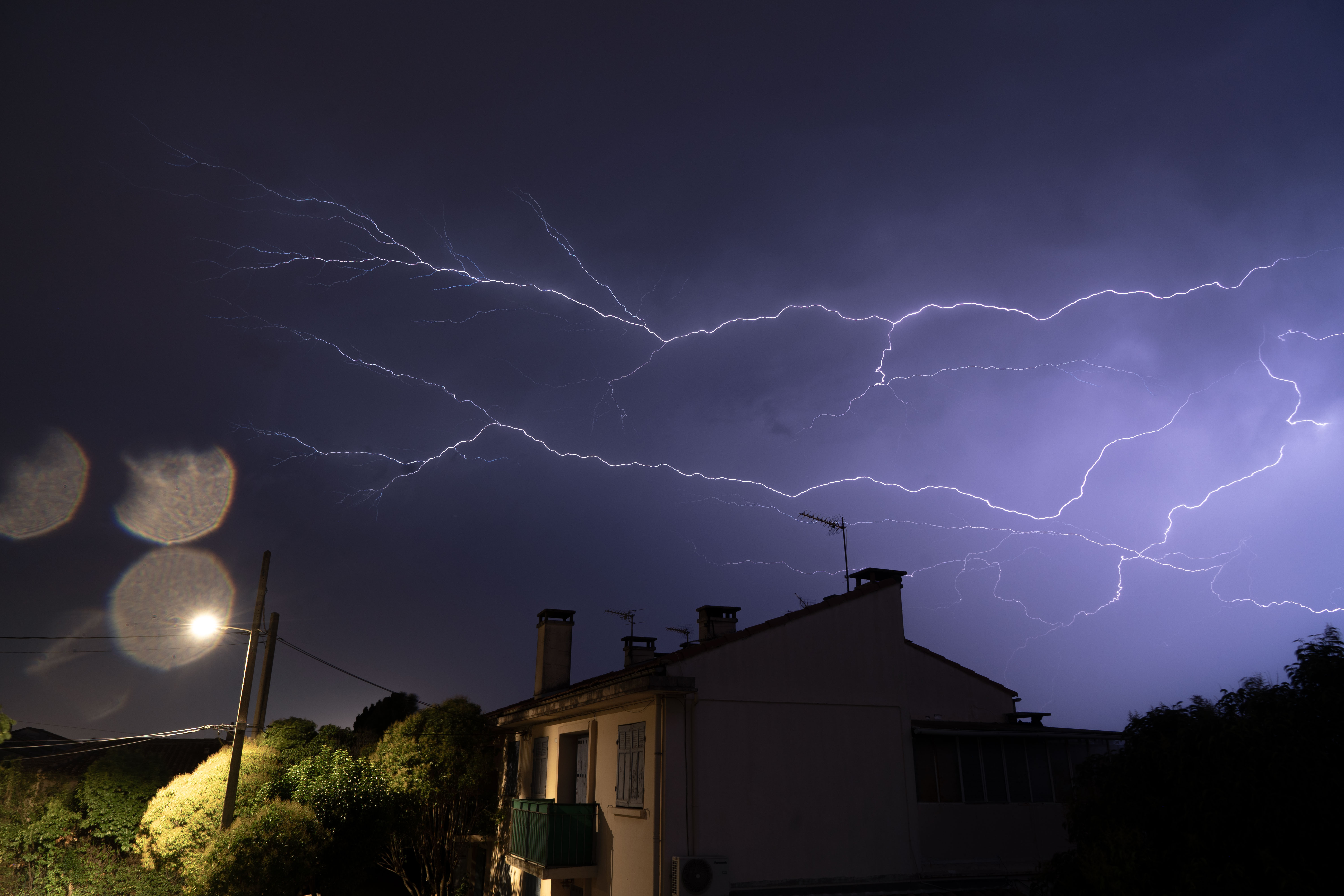 Belle foudre ramifiée hier soir au dessus des Alpilles, à la frontière entre le Gard et les Bouches-du-Rhône. - 02/07/2024 21:00 - Yohan Osmas