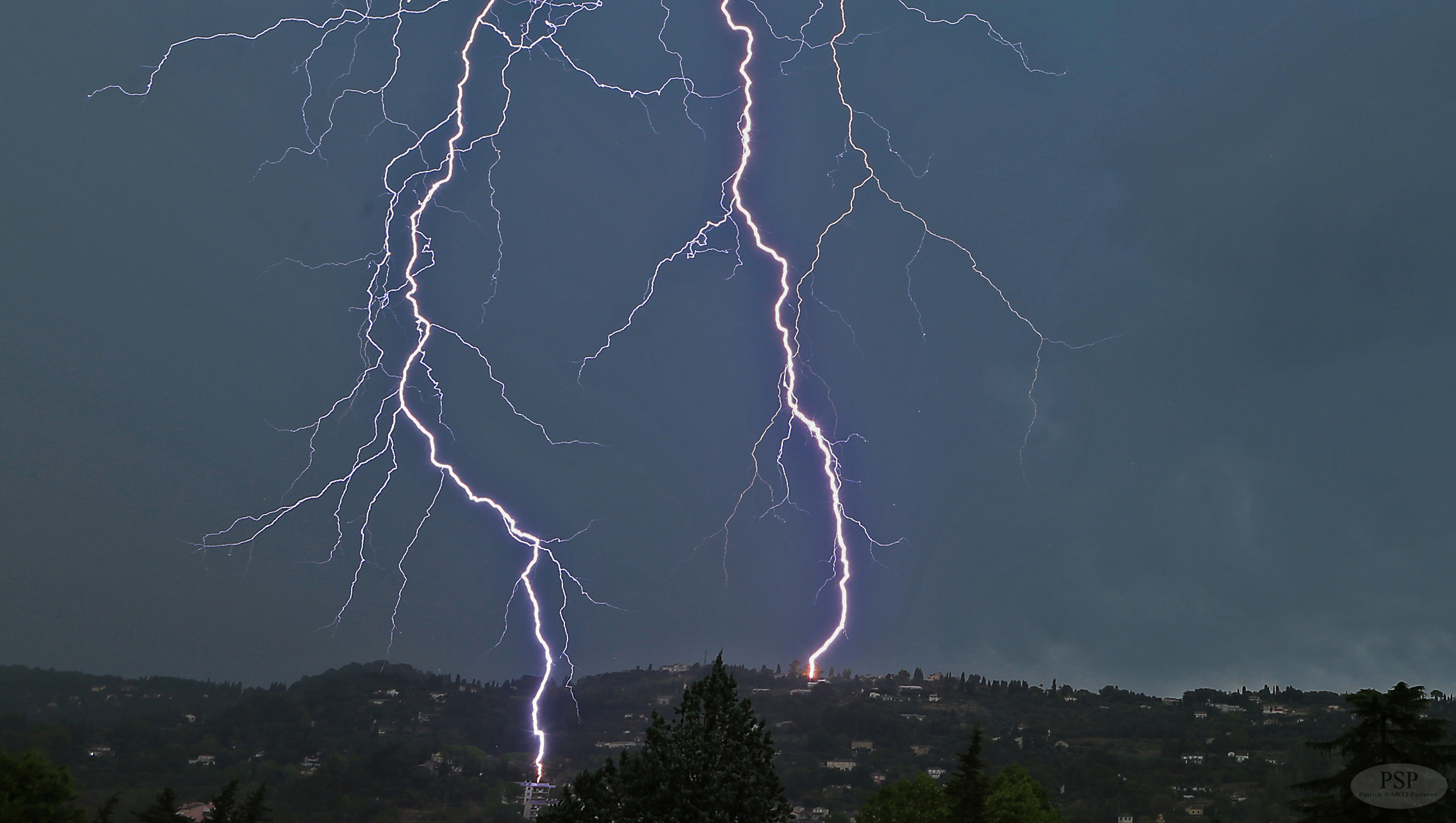 Cet après midi 2 septembre 2024 ici sur Grasse dans le 06, Zeus nous a gratifié d'une double décharge au plan de Grasse et sur la colline de Plascassier heureusement  sans dégâts!!! - 02/09/2024 15:51 - Patrick SARTI