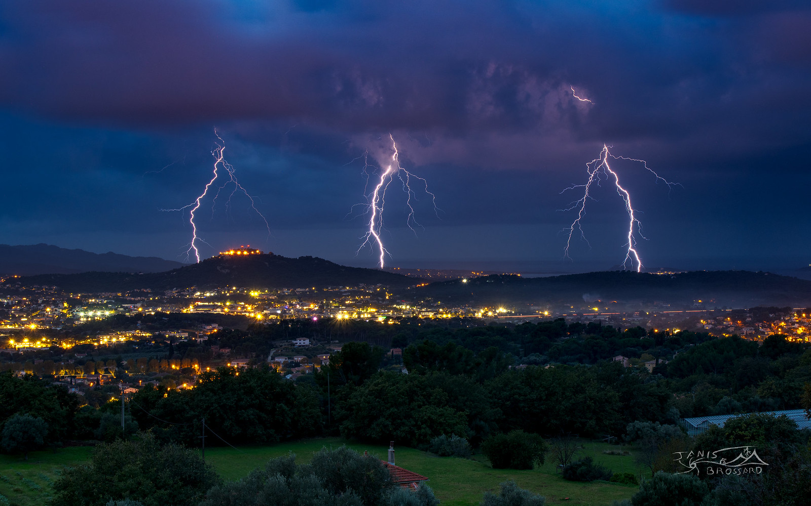 12 novembre 2024 , 

Un reveil qui se fait a 6h du mat avec les premiers murmures provenant d'un orage qui se situait au large de Saint Mandrier. Sur la route je rate de belles occasions d'immortaliser de beaux éclairs, frustré je me poste quand même, la convergence à ce moment n'était qu'a son début. D'autres cellules poppent au large du Brusc, je me décide à orienter l'appareil en sa direction quand soudain une pluie de ramifiés sur 5 mins (pas une de plus) se mit à tomber de part et d'autre du fort de Six Fours ainsi qu'au large de Sanary  
Tout ceci observé depuis les hauteurs Ollioulais et par une ambiance préférée des photographes, l'heure bleue !! - 12/11/2024 07:30 - janis brossard