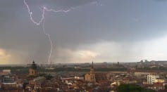Impact de foudre à Toulouse lors d'un passage orageux venant du Nord Est - 17/06/2014 20:04 - Florian Calas