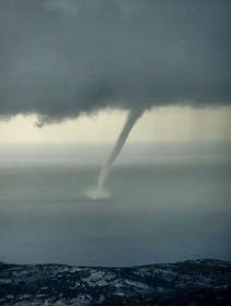 Une trombe marine a été observée le 21 novembre 2010 au large de Marseille (Bouches-du-Rhône), en milieu de journée. Plusieurs autres trombes et tubas ont été observés sur les littoraux des Bouches-du-Rhône et du Var le même jour et la veille. - 21/11/2010 12:00 - Serge PEANO