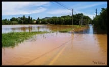 Au lendemain de la fin de l'épisode méditerranéen qui a touché le Var, le Plan de La Garde a été touché par les inondations. C'est un zone inondable, mais c'est assez rare de voir un tel débordement. Sur la route, il y avait facilement 15cm d'eau et le lac sur le côté est en fait un champ.. - 19/05/2013 16:49 - Hervé Dermoune