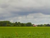 Entre Provins et La Ferté-Gaucher
A 14h00 Je ne sais pas si c'est une trombe (vous le saurez mieux que moi) mais au bout de quelques secondes ça a disparu.  On pouvait aussi apercevoir des éclairs autour.  - 09/06/2013 13:30 - Frédéric Roguet