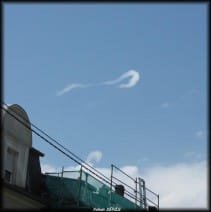 Très bel horseshoe vortex aperçu vers 14h40 à Belvaux, au Luxembourg.
Il aura été visible pendant 3 à 4 minutes. - 21/04/2014 14:40 - Yohan DENIS