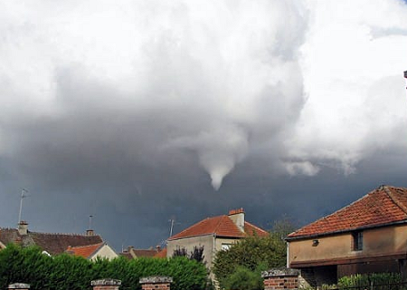 Tornade EF1 à Aillant-sur-Tholon (Yonne) le 19 octobre 2006